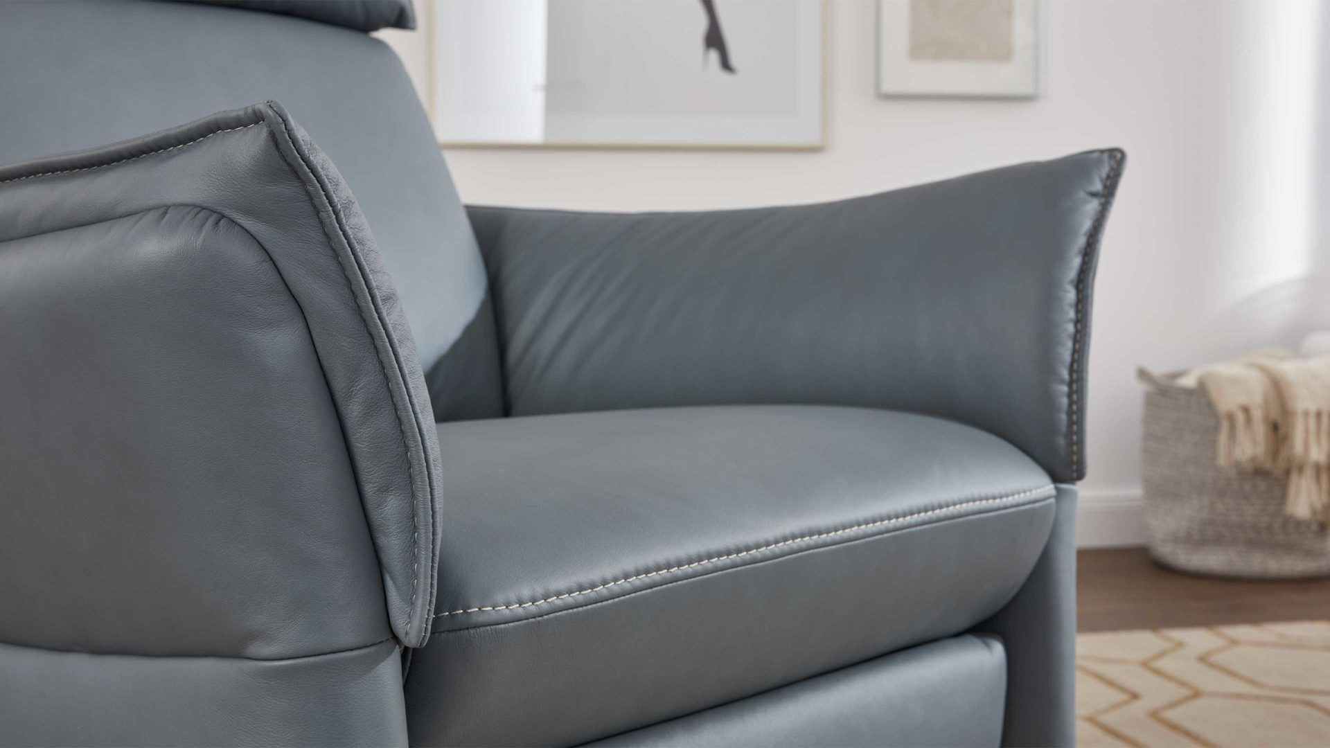 Relaxsessel comfortmaster besser sitzen, liegen, leben aus Leder in Hellblau Comfortmaster 7267 - Relaxsessel 24E44 motorisch - seefarbenes LongLife-Leder & anthrazitfarbener Sternfuß