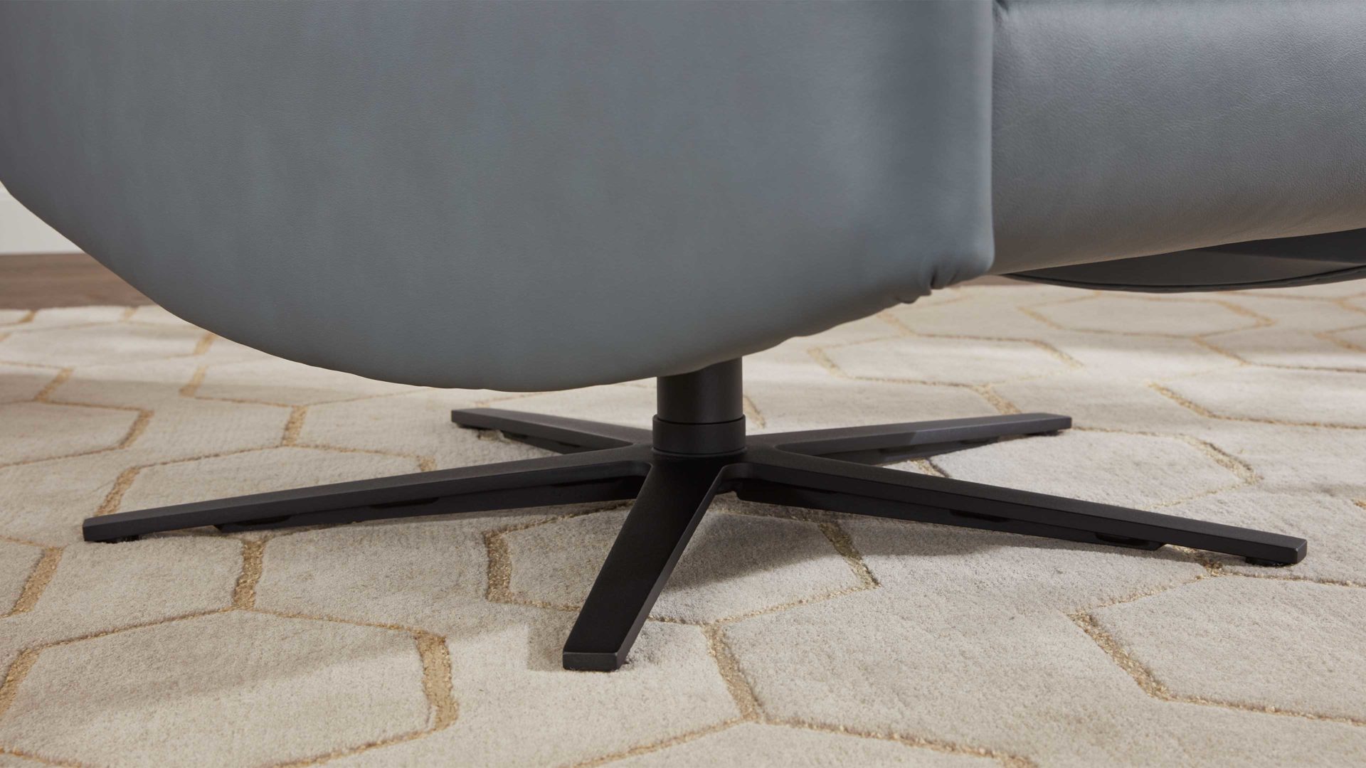 Relaxsessel comfortmaster besser sitzen, liegen, leben aus Leder in Hellblau Comfortmaster 7267 - Relaxsessel 24L44 manuell - seefarbenes LongLife-Leder & anthrazitfarbener Sternfuß