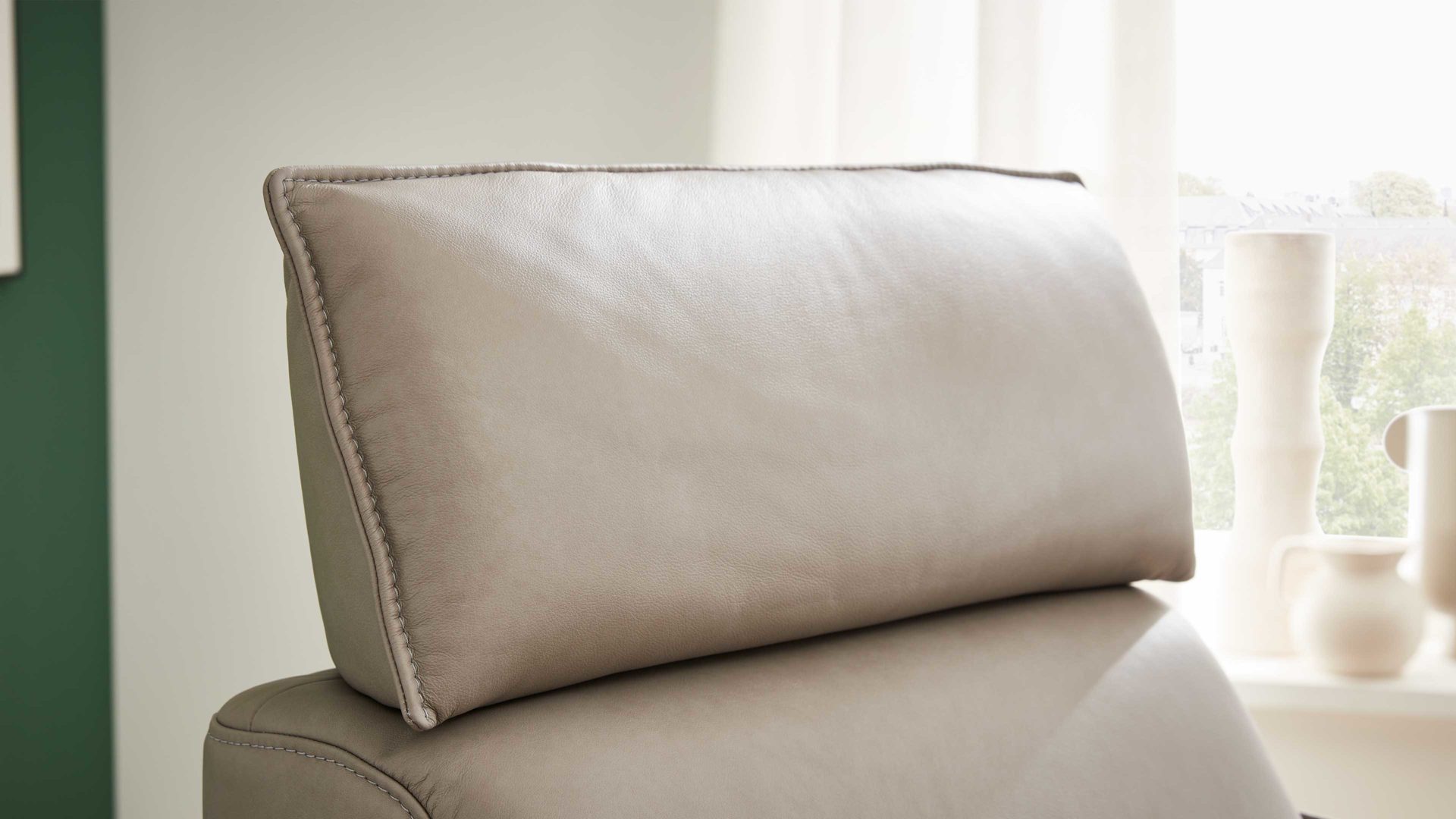 Relaxsessel comfortmaster besser sitzen, liegen, leben aus Leder in Beige Comfortmaster 7267 - Relaxsessel 24E44 motorisch - stahlfarbenes LongLife-Leder & anthrazitfarbener Sternfuß