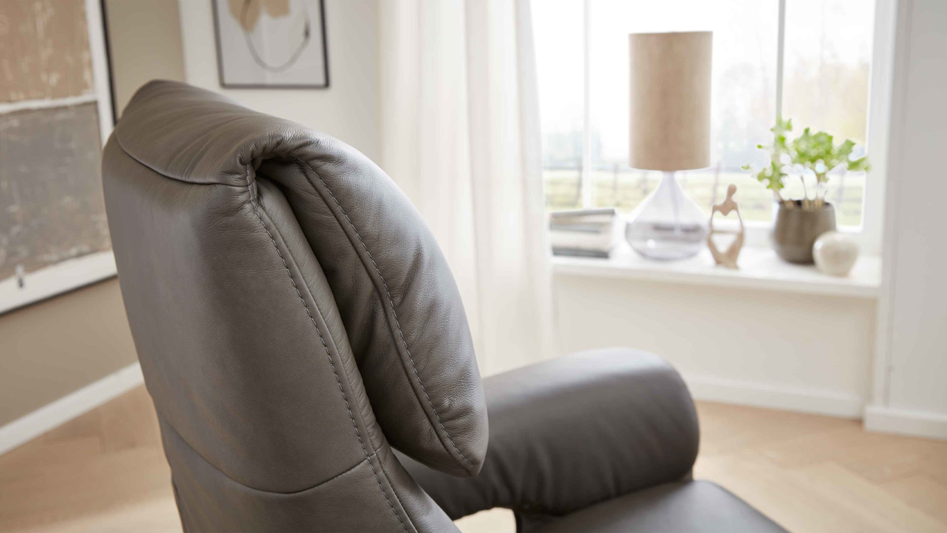 Relaxsessel comfortmaster besser sitzen, liegen, leben aus Leder in Grau Comfortmaster 7444 - Relaxsessel bzw. Polstermöbel 26X granitfarbenes LongLife-Leder LG 24 & edelstahlfarbener Tellerfuß