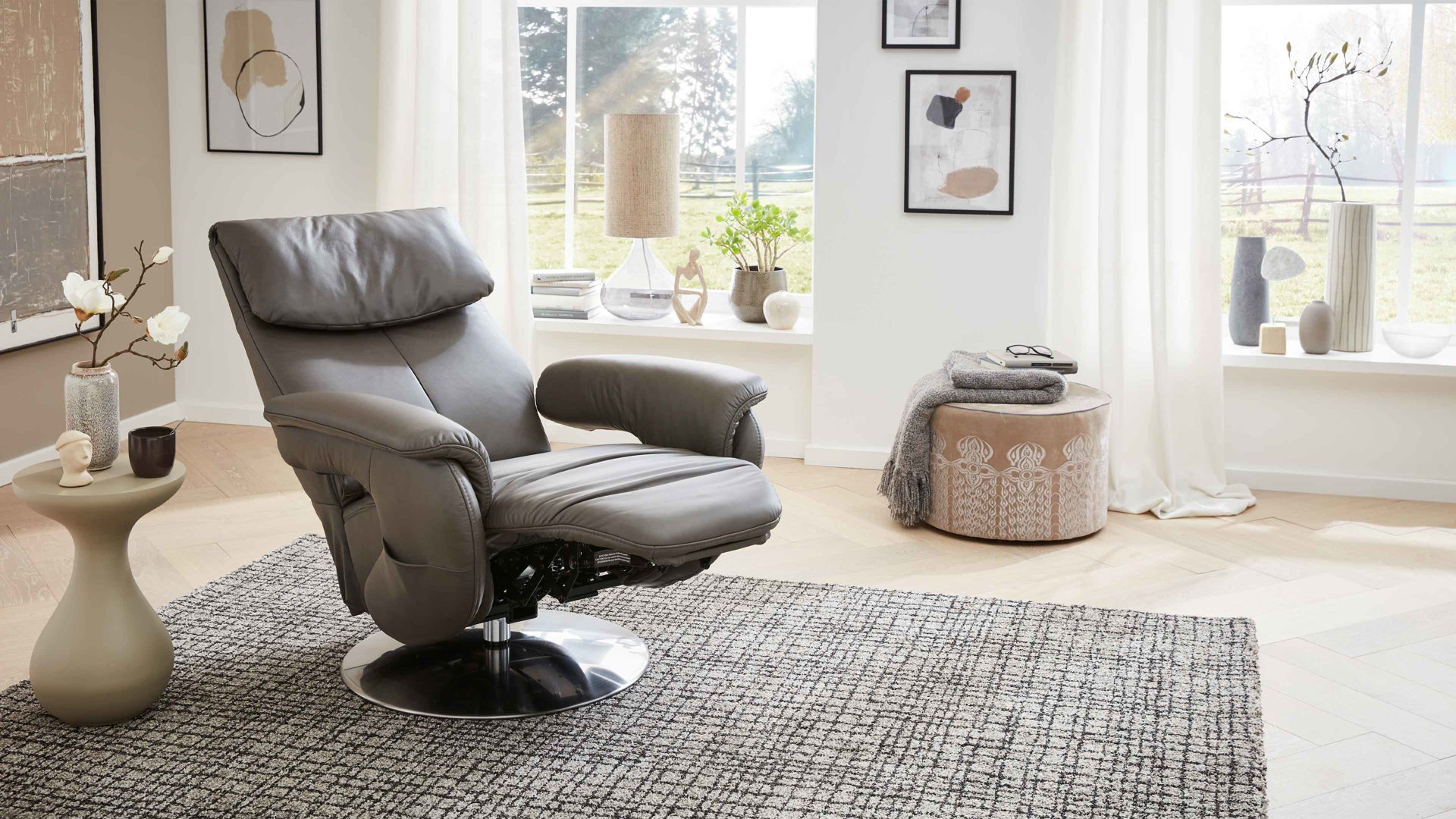 Relaxsessel comfortmaster besser sitzen, liegen, leben aus Leder in Grau Comfortmaster 7444 - Relaxsessel bzw. Polstermöbel 26X granitfarbenes LongLife-Leder LG 24 & edelstahlfarbener Tellerfuß