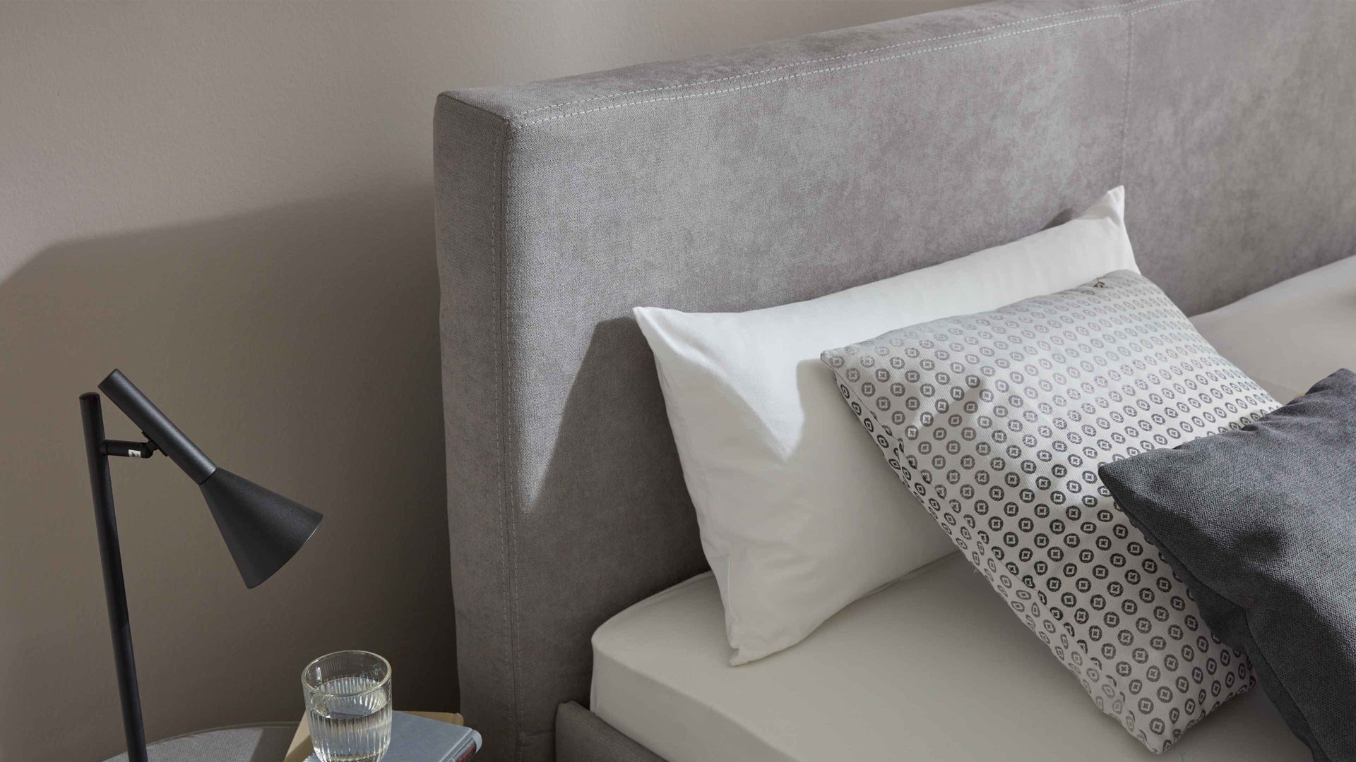 Polsterbett comfortmaster besser sitzen, liegen, leben aus Stoff in Hellgrau Comfortmaster OC-PB21003 - Polsterbett grauer Velours Enjoy 275317 – Liegefläche ca. 180 x 200 cm