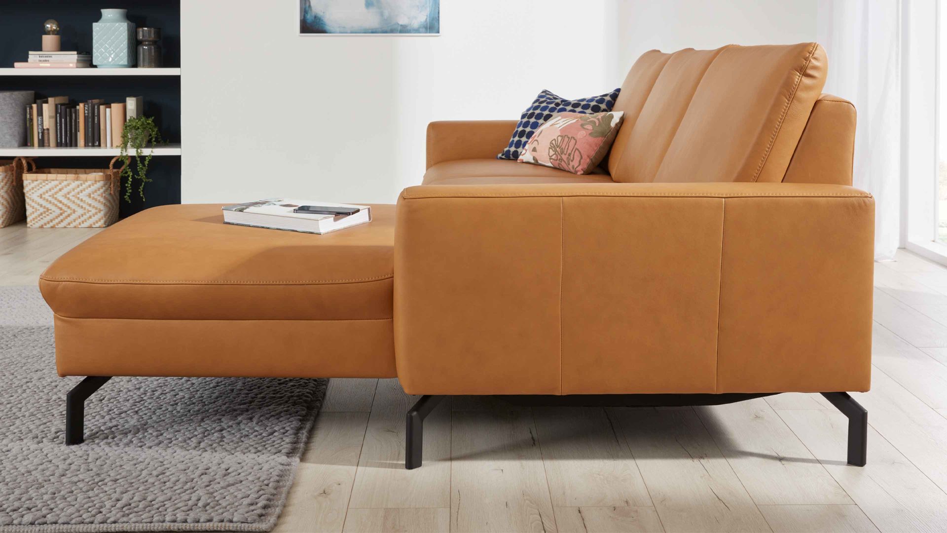 Ecksofa modulmaster aus Leder in Orange Modulmaster MM-PN1126 - Ecksofa kurkumafarbenes Leder Torro & schwarze Metallfüße - Stellfläche ca. 248 x 179 cm