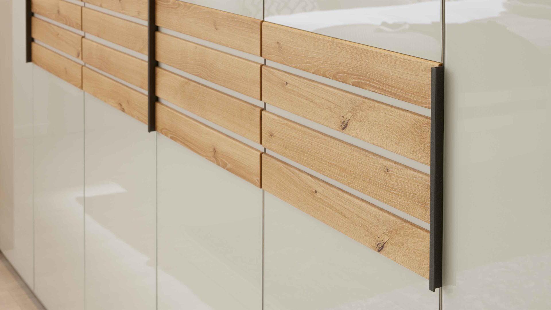 Möbelbeleuchtung Interliving aus Holz in Hellgrau Interliving Schlafzimmer Serie 1026 – Komplettzimmer mit Beleuchtung Champagner & Eiche bianco - Liegefläche ca. 180 x 200 cm