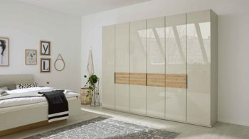 Kleiderschrank Interliving aus Holz in Hellgrau Interliving Schlafzimmer Serie 1026 – Kleiderschrank Champagner & Eiche bianco - sechs Türen, Breite ca. 300 cm