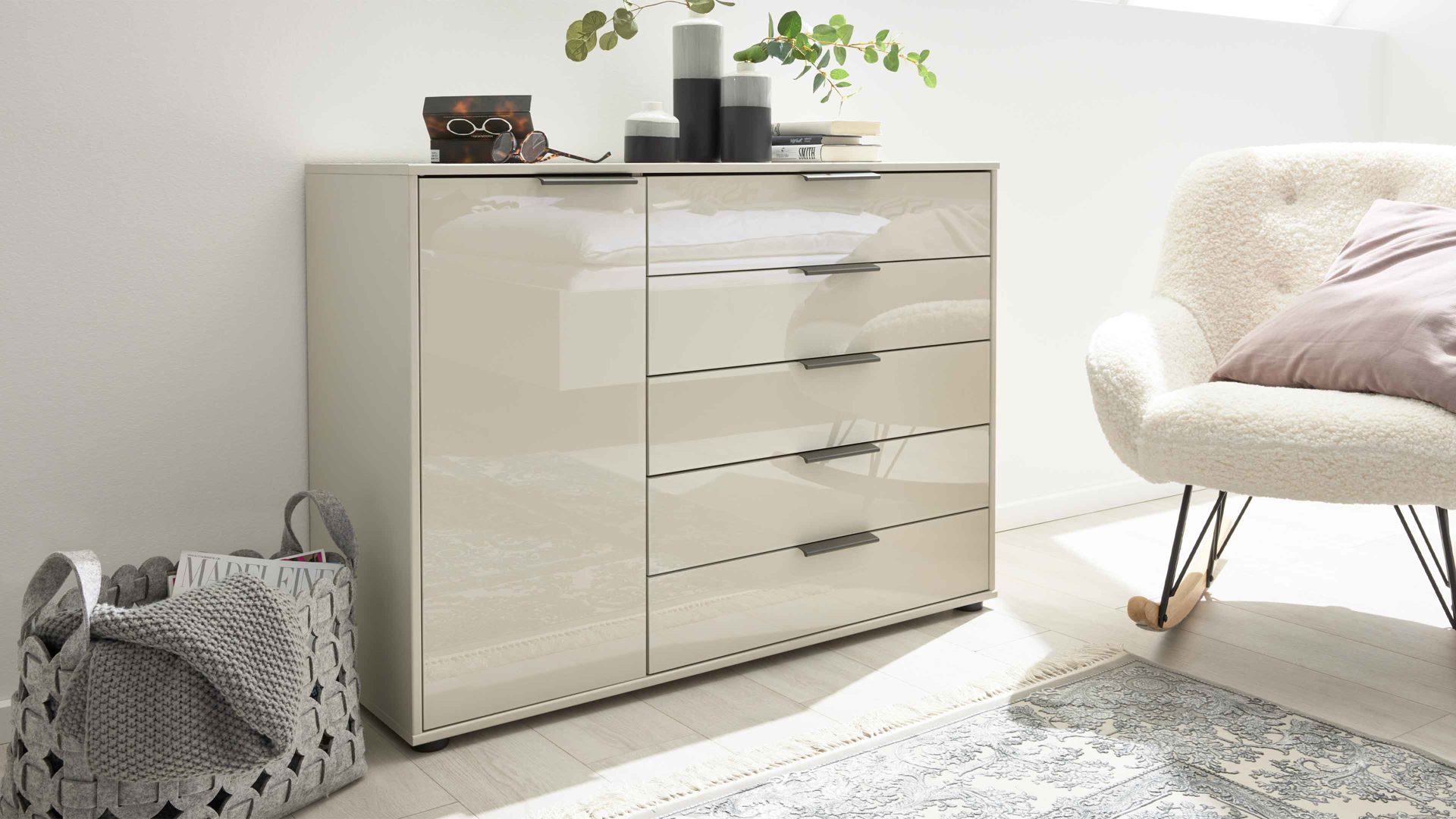 Kombikommode Interliving aus Holz in Hellgrau Interliving Schlafzimmer Serie 1026 – Kombikommode 231 Champagner & Eiche bianco - fünf Türen, eine Schublade, Breite ca. 120 cm