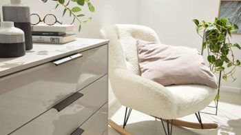 Kombikommode Interliving aus Holz in Hellgrau Interliving Schlafzimmer Serie 1026 – Kombikommode 231 Champagner & Eiche bianco - fünf Türen, eine Schublade, Breite ca. 120 cm