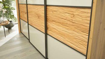 Komplettzimmer Interliving aus Holz in Hellgrau Interliving Schlafzimmer Serie 1027 – Komplettzimmer 001 Eiche bianco & Champagner - vierteilig