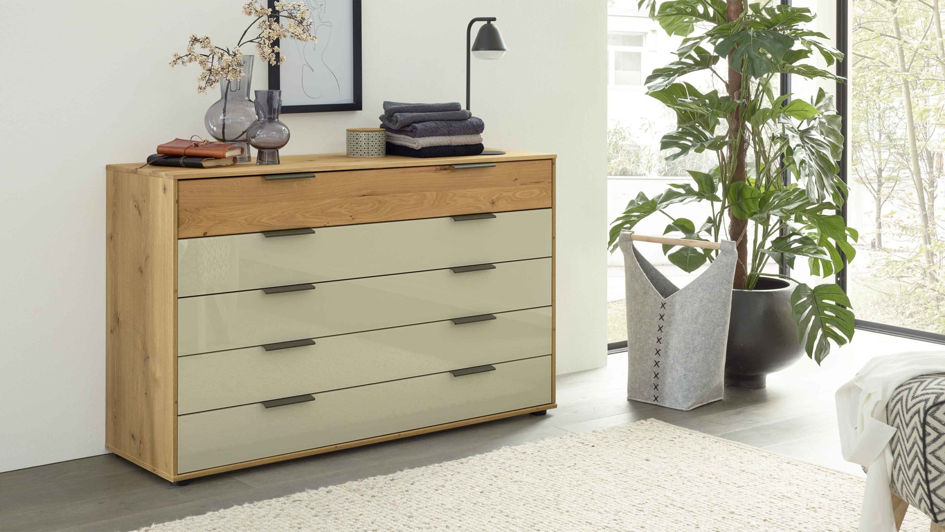 Schubladenkommode Interliving aus Holz in Hellgrau Interliving Schlafzimmer Serie 1027 – Schubladenkommode 759 Eiche bianco & Champagner - fünf Schubladen, Breite ca. 141 cm