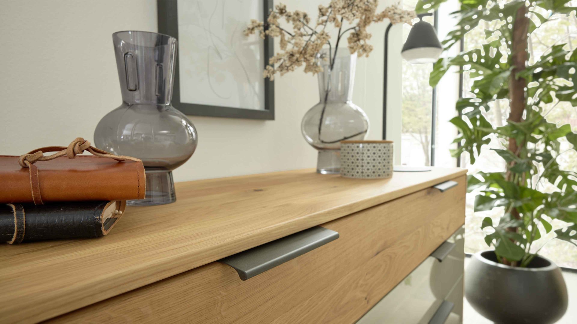 Schubladenkommode Interliving aus Holz in Hellgrau Interliving Schlafzimmer Serie 1027 – Schubladenkommode Eiche bianco & Champagner - fünf Schubladen, Breite ca. 141 cm