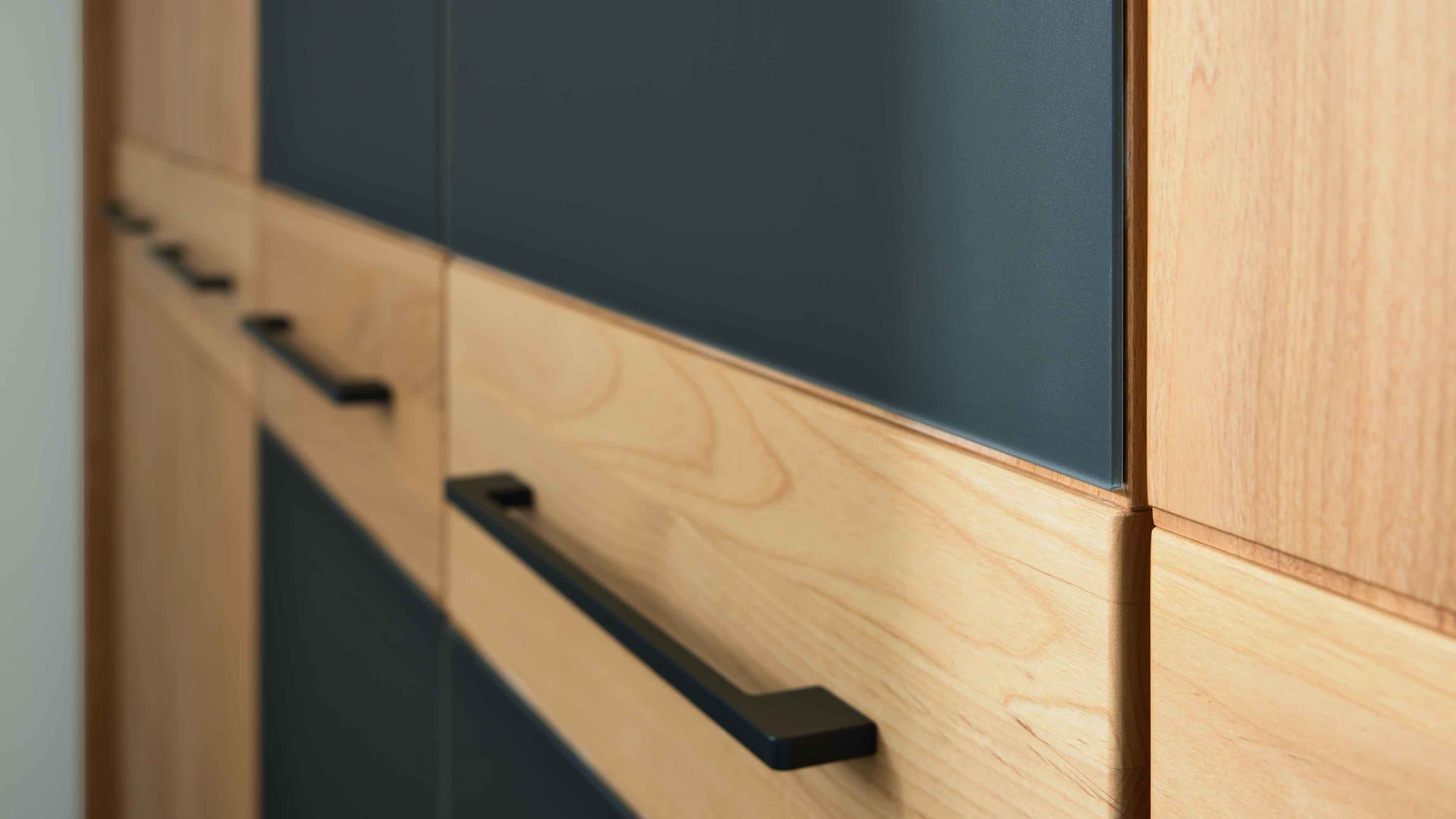 Komplettzimmer Interliving aus Holz in Holzfarben Interliving Schlafzimmer Serie 1028 – Komplettzimmer 1009 Erle & Carbon – vierteilig, sechstürig