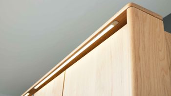 Passepartout Interliving aus Holz in Holzfarben Interliving Schlafzimmer Serie 1028 – Passepartout 6006PB Erle - mit Beleuchtung