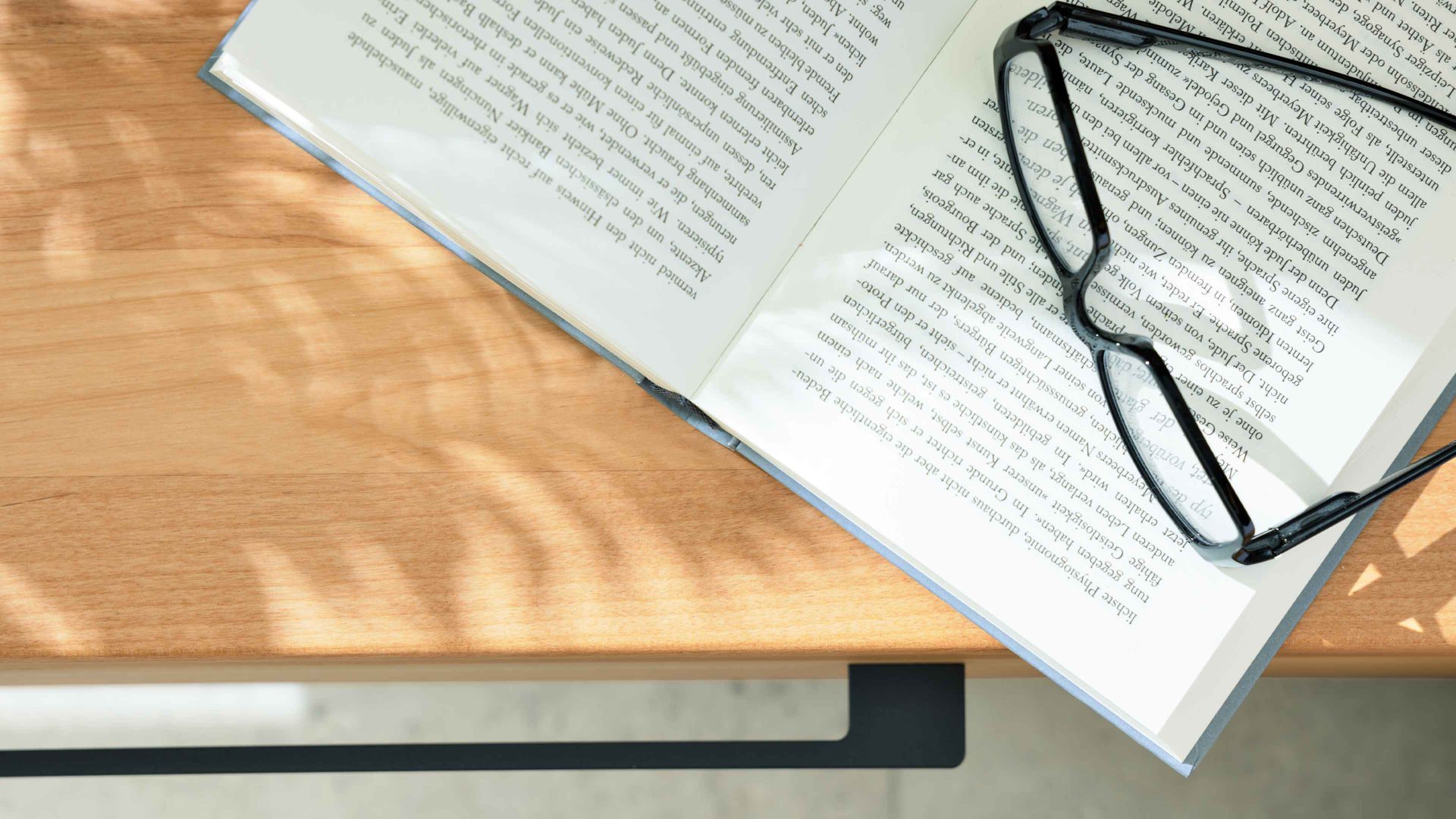 Nachtkommode Interliving aus Holz in Holzfarben Interliving Schlafzimmer Serie 1028 – Hänge-Nachtkonsole 1643 links - Erle, eine Schublade