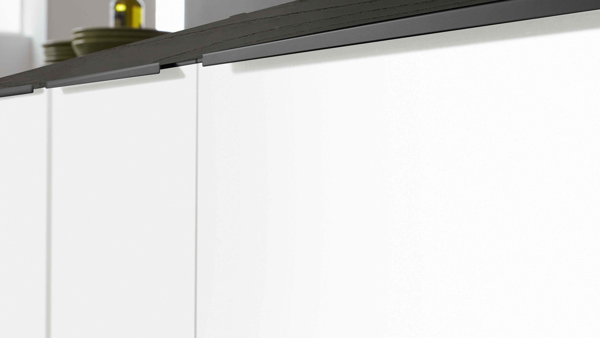 Einbauküche Interliving aus Holz in Weiß Interliving Küche Serie 3054 mit AEG Einbaugeräten Arcticweiß & Eiche Nero – zweizeilig