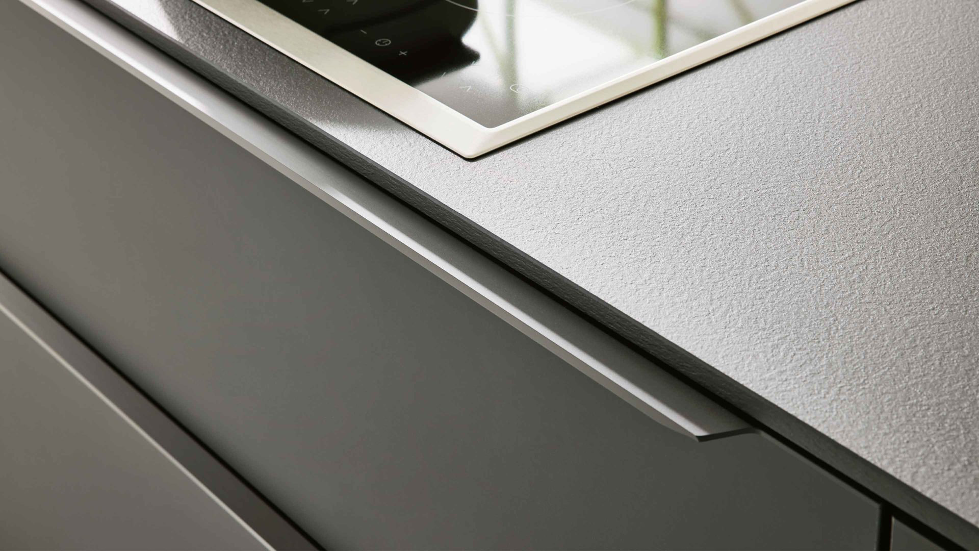 Einbauküche Interliving aus Holz in Schwarz Interliving Küche Serie 3057 mit AEG Einbaugeräten Mattschwarz – zweizeilig