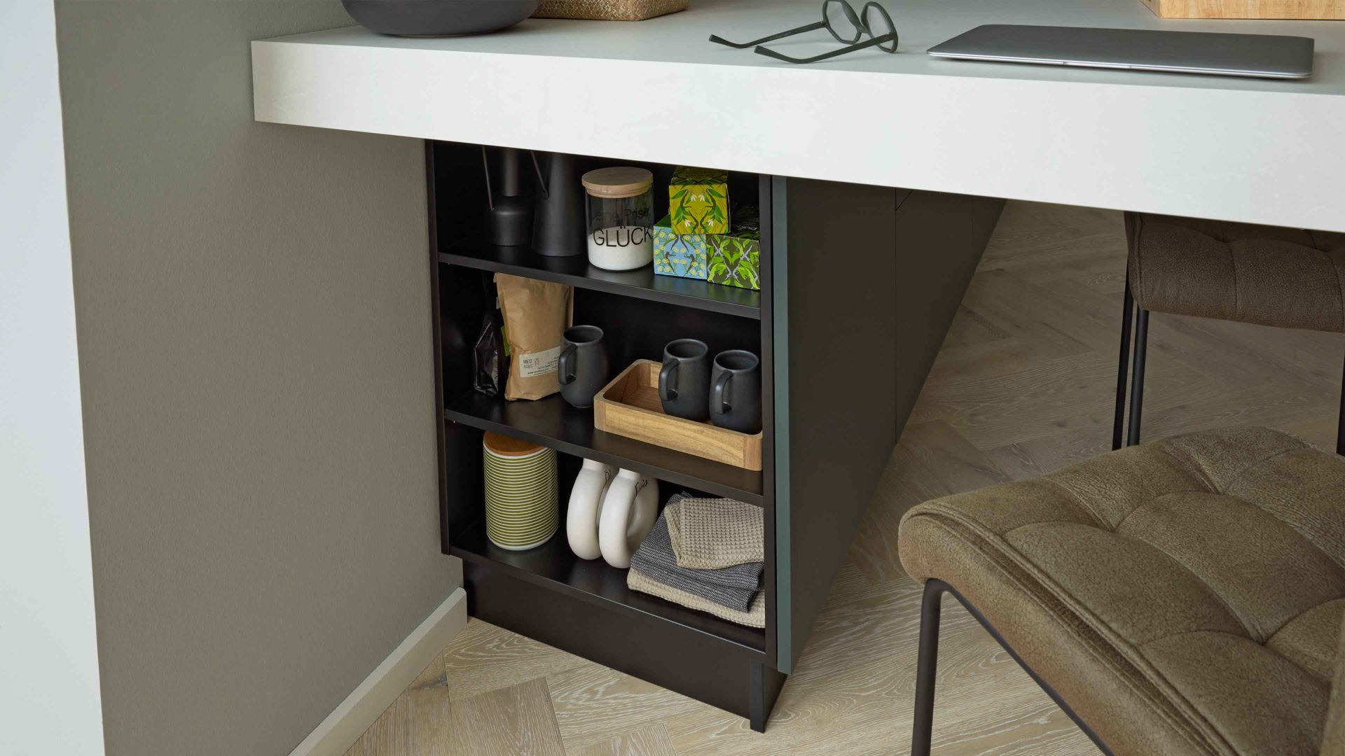 Einbauküche Interliving aus Holz in Dunkelgrün Interliving Küche Serie 3059 mit privileg Einbaugeräten Black Green - Stellfläche ca. 220 x 480 cm