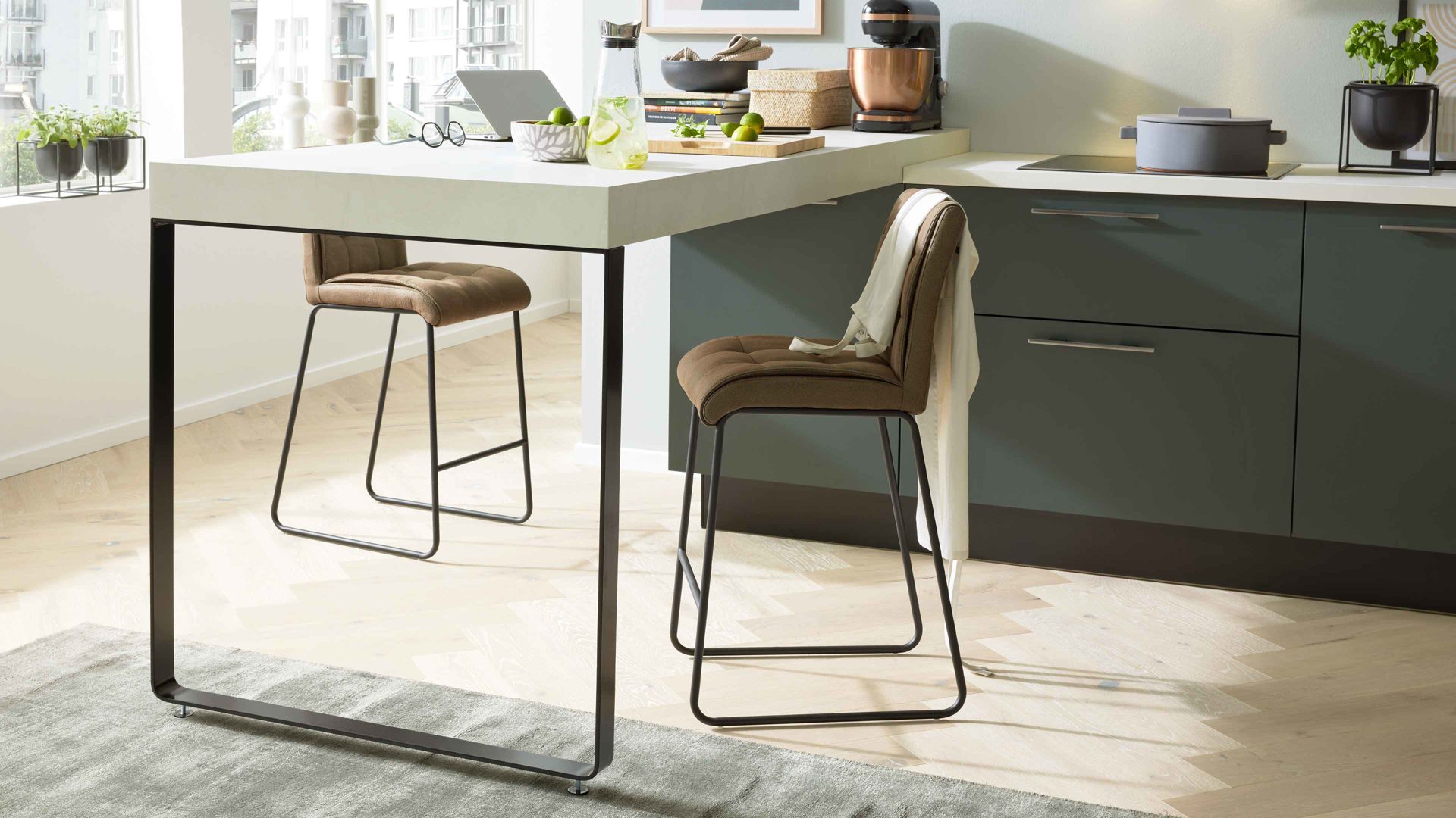 Einbauküche Interliving aus Holz in Dunkelgrün Interliving Küche Serie 3059 mit Einbaugeräten Black Green - Stellfläche ca. 220 x 480 cm