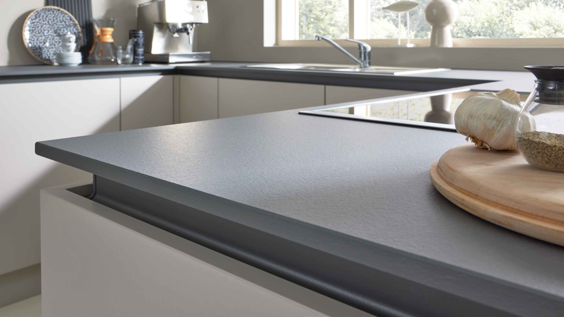 Einbauküche Interliving aus Holz in Grau Interliving Küche Serie 3060 mit Constructa Einbaugeräten Sahara & Quarzgrau - Stellfläche ca. 275 x 309 cm