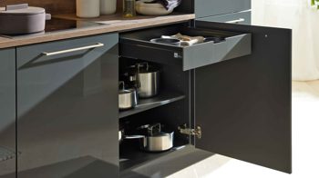 Einbauküche Interliving aus Holz in Dunkelgrau Interliving Küche Serie 3061 mit AEG Einbaugeräten Graphit & Castell Eiche - Länge ca. 408 cm