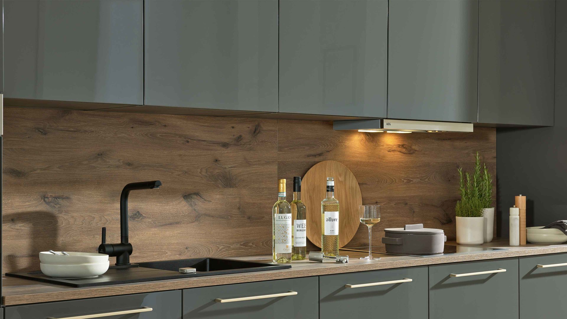 Einbauküche Interliving aus Holz in Dunkelgrau Interliving Küche Serie 3114 mit AEG Einbaugeräten Graphit & Castell Eiche - Länge ca. 408 cm