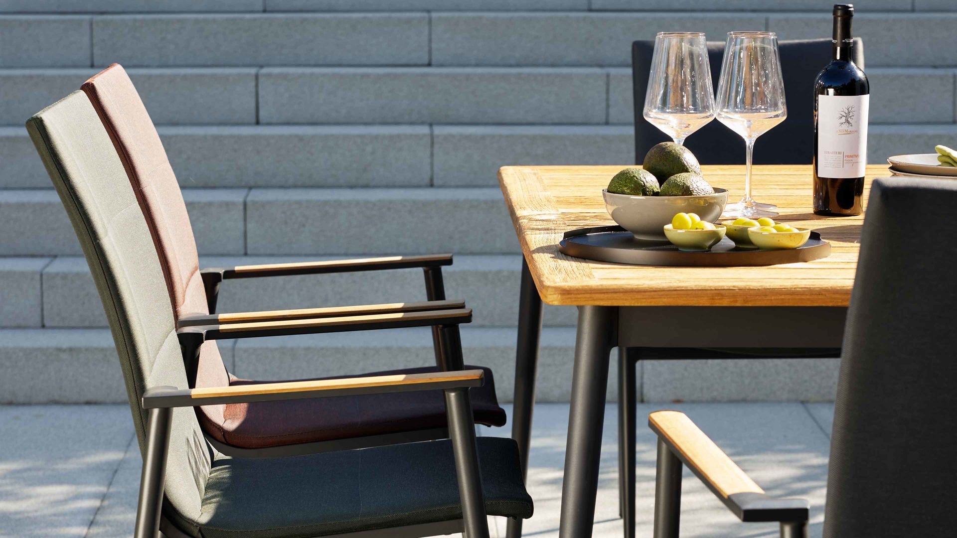 Gartentisch Interliving aus Holz in Holzfarben Interliving Gartenmöbel Serie 7001 – Tisch Teakholz & Aluminium - ca. 260 x 95 cm