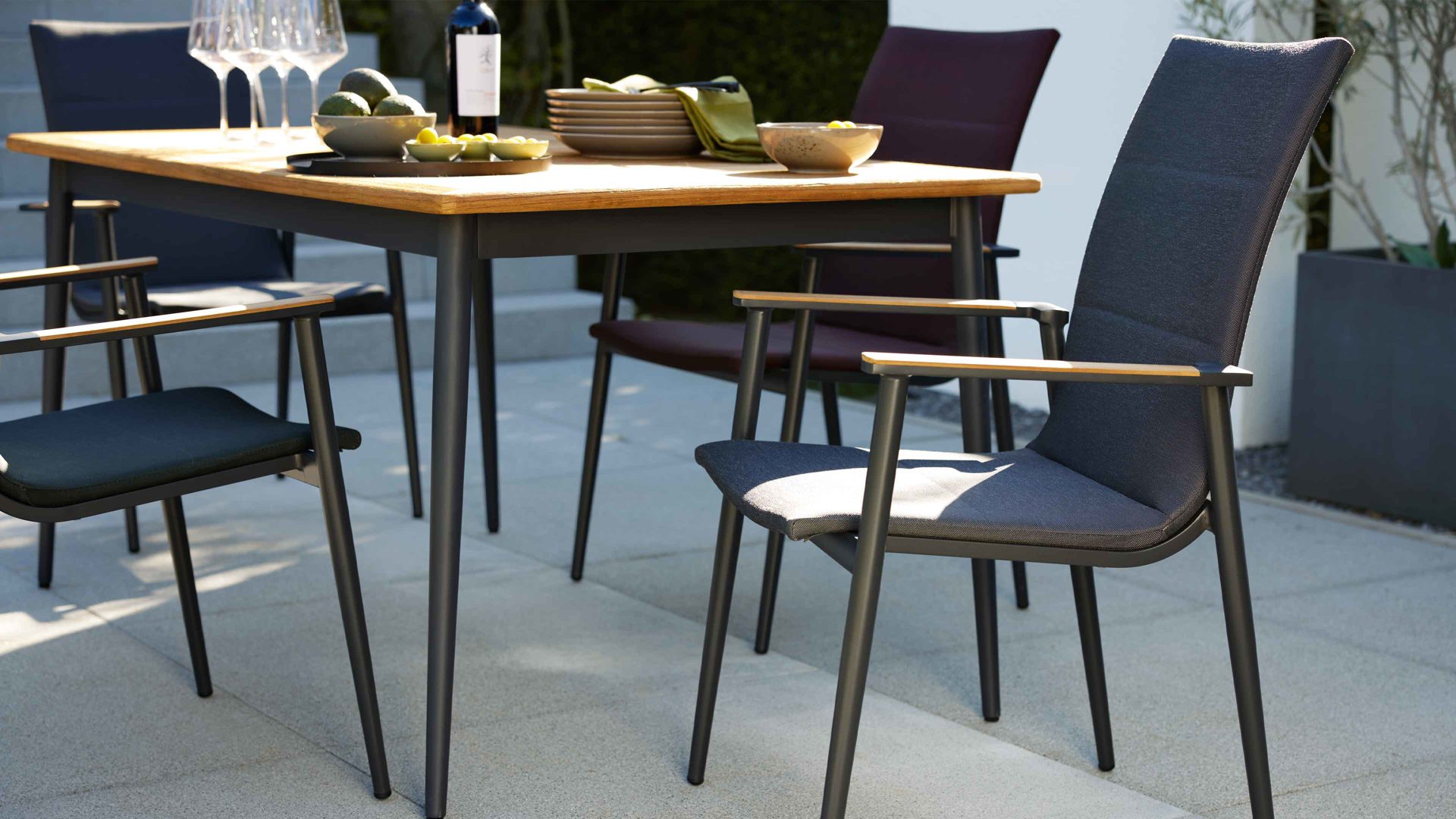 Gartentisch Interliving aus Holz in Holzfarben Interliving Gartenmöbel Serie 7001 – Tisch Teakholz & Aluminium - ca. 260 x 95 cm