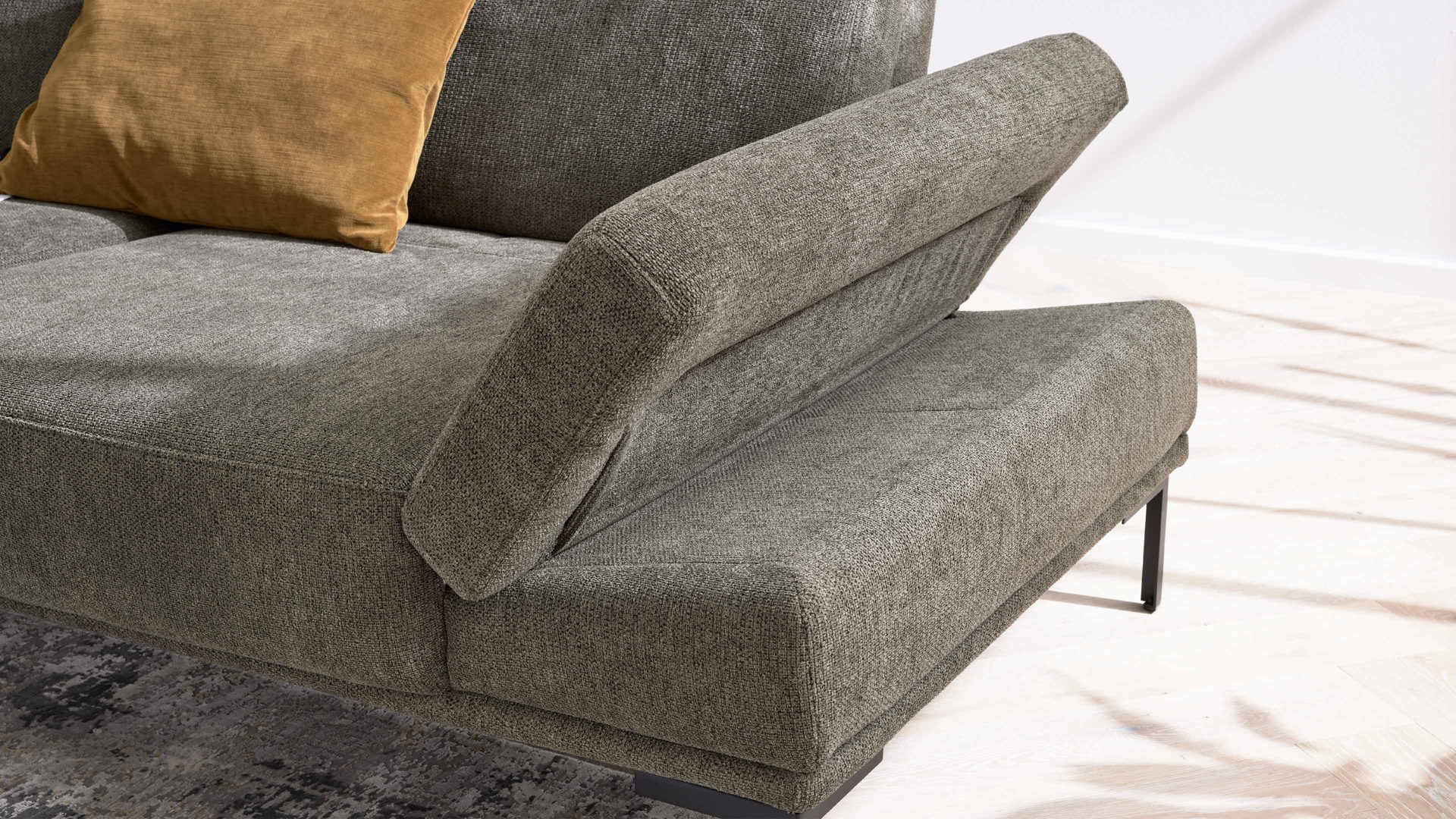 Funktion Interliving aus Metall in Transparent Interliving Sofa Serie 4254 – Armlehnverstellung manuell