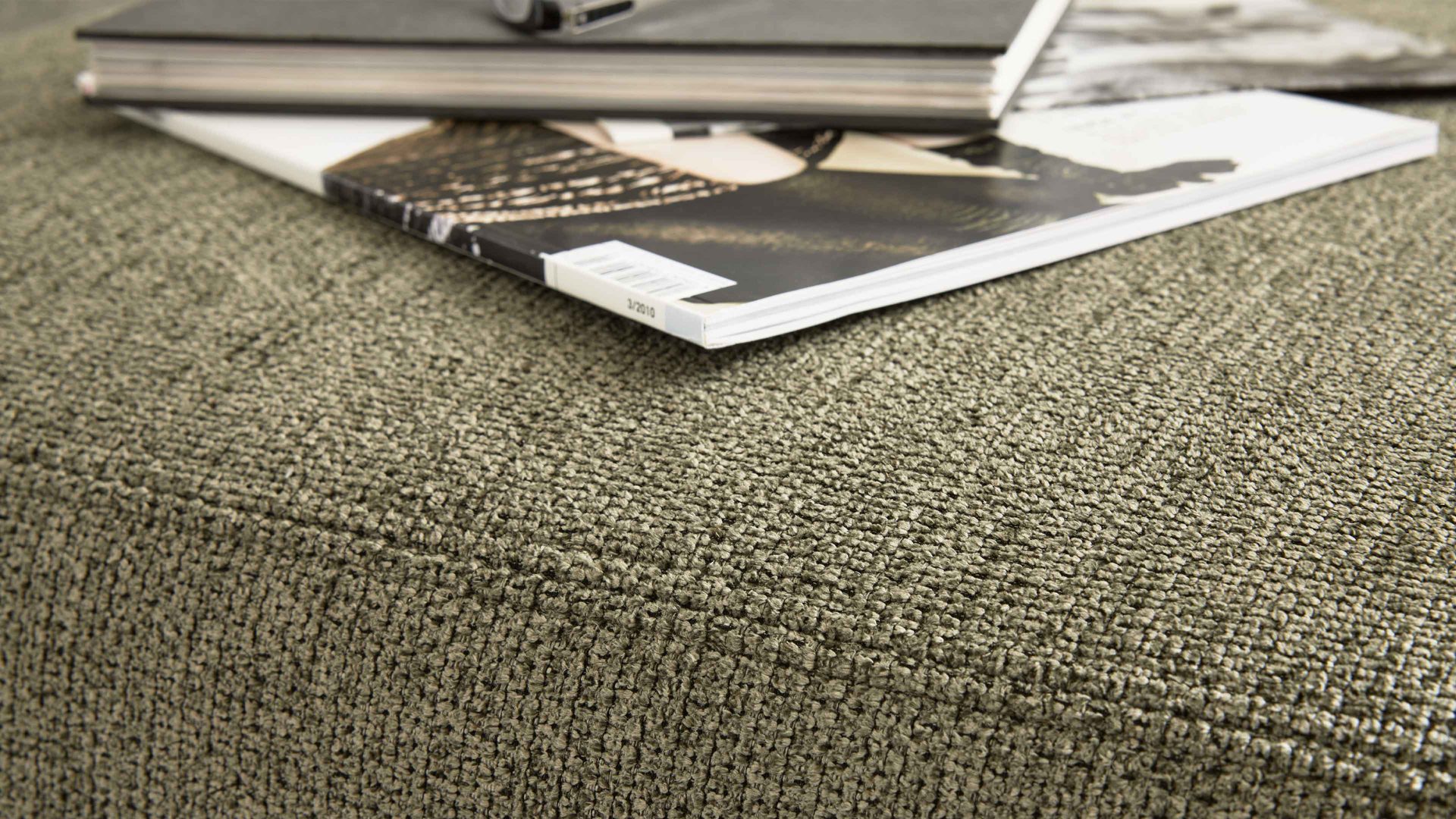 Polsterhocker Interliving aus Stoff in Dunkelgrün Interliving Sofa Serie 4254 – Polsterhocker jagdgrüner Bezug Mito 156 & schwarze Metallfüße 4.26 – ca. 65 x 95 cm