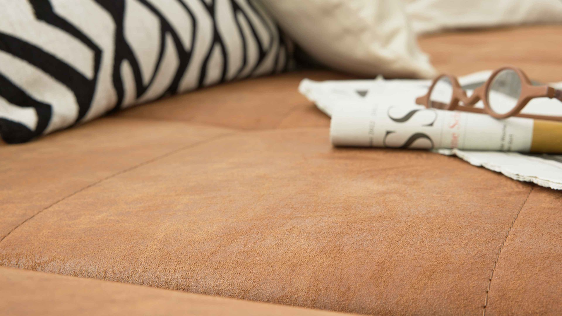 Ecksofa Interliving aus Stoff in Hellbraun Interliving Sofa Serie 4254 – Ecksofa tabacfarbener Bezug Linato & schwarze Metallfüße 4.35 – Stellfläche ca. 340 x 195 cm