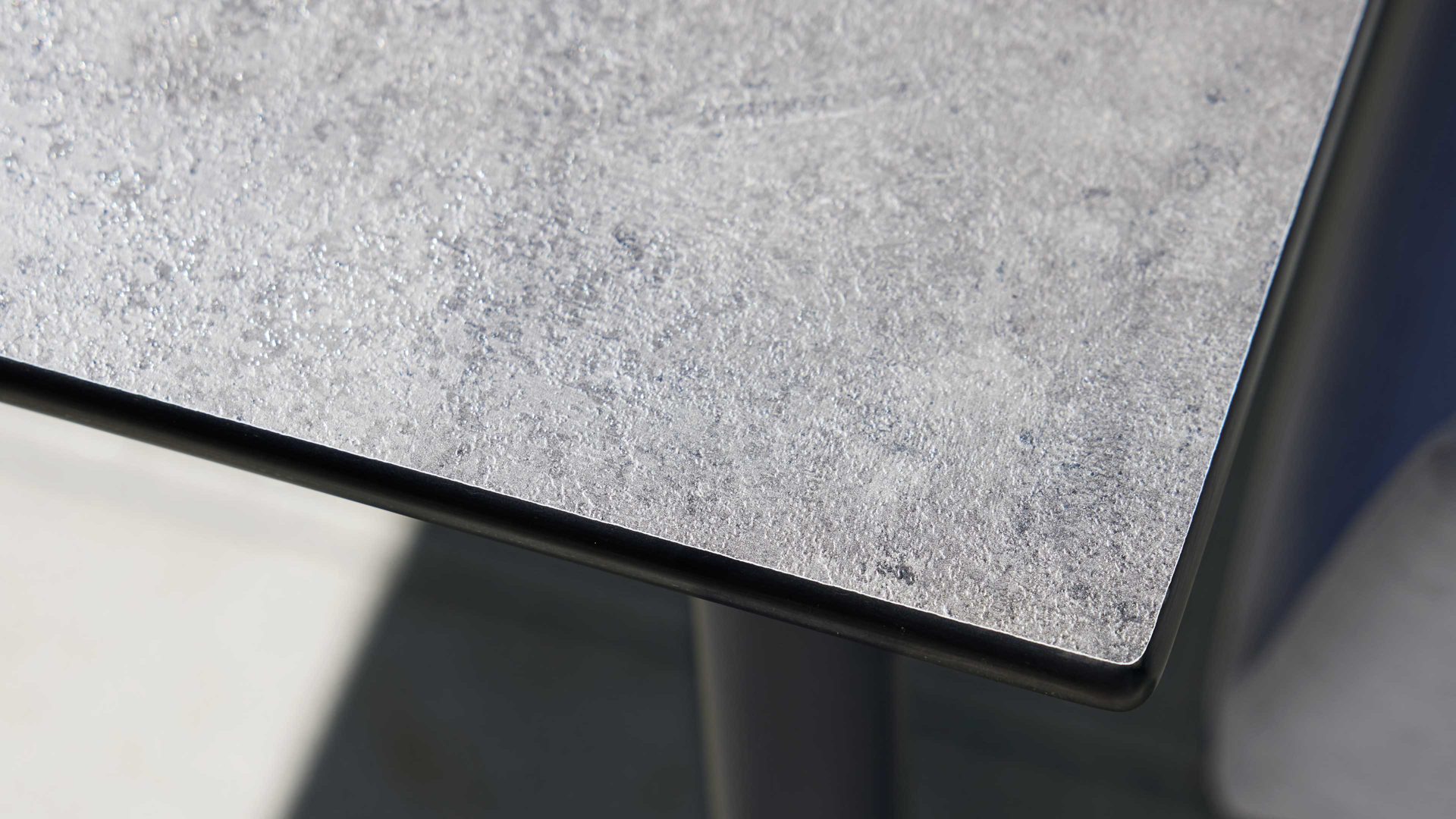 Gartentisch Interliving aus Holz in Grau Interliving Gartenmöbel Serie 7003 – Tisch G113-004-076 HPL Beton & Aluminium - ca. 160 x 95 cm