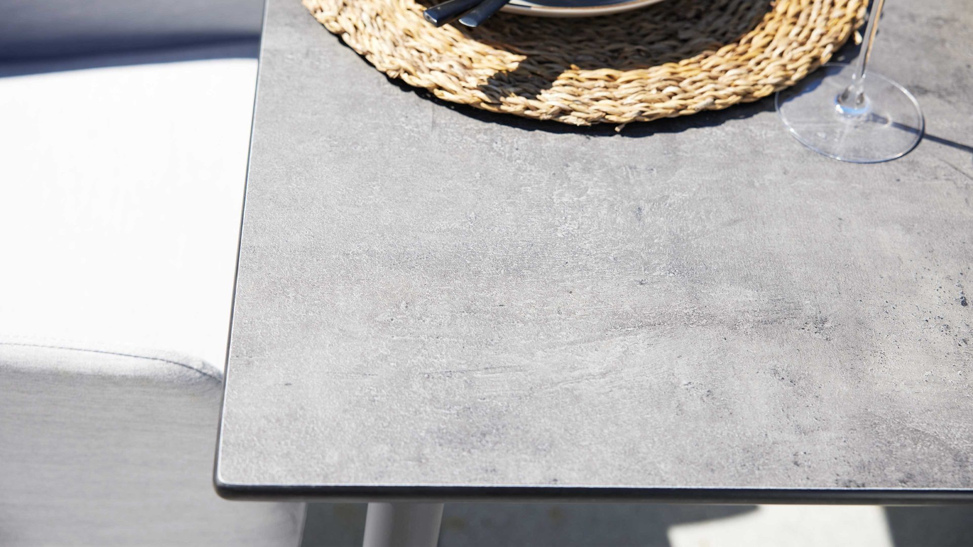 Gartentisch Interliving aus Holz in Grau Interliving Gartenmöbel Serie 7003 – Tisch HPL Beton & Aluminium - ca. 160 x 95 cm