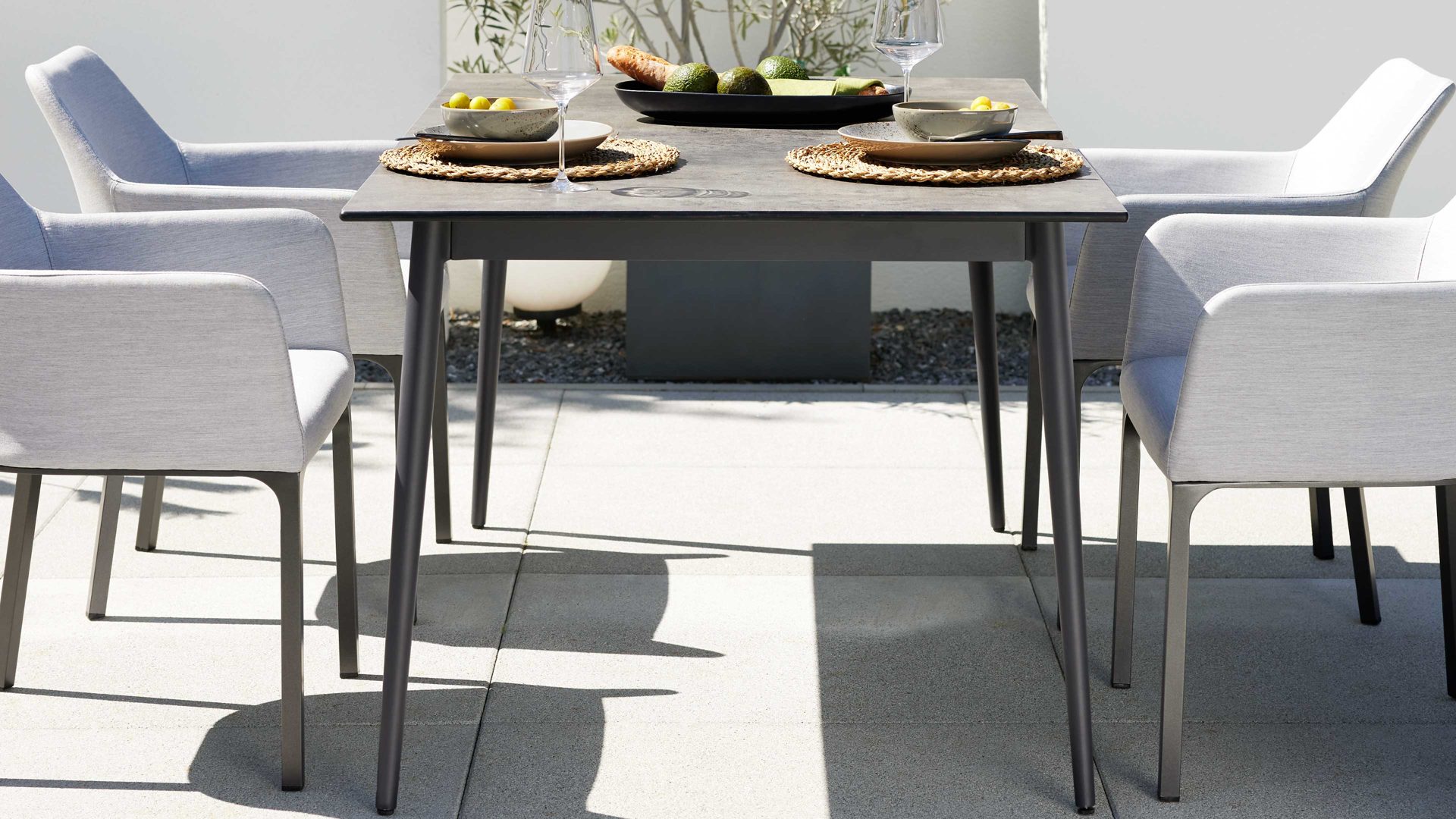 Gartentisch Interliving aus Holz in Grau Interliving Gartenmöbel Serie 7003 – Tisch G113-004-076 HPL Beton & Aluminium - ca. 160 x 95 cm