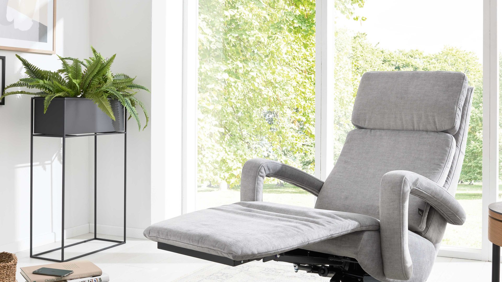 Relaxsessel Interliving aus Stoff in Hellgrau Interliving Sofa Serie 4541 – Relaxsessel C manuell - silberfarbener Velours Joyce & Sternfuß V4S