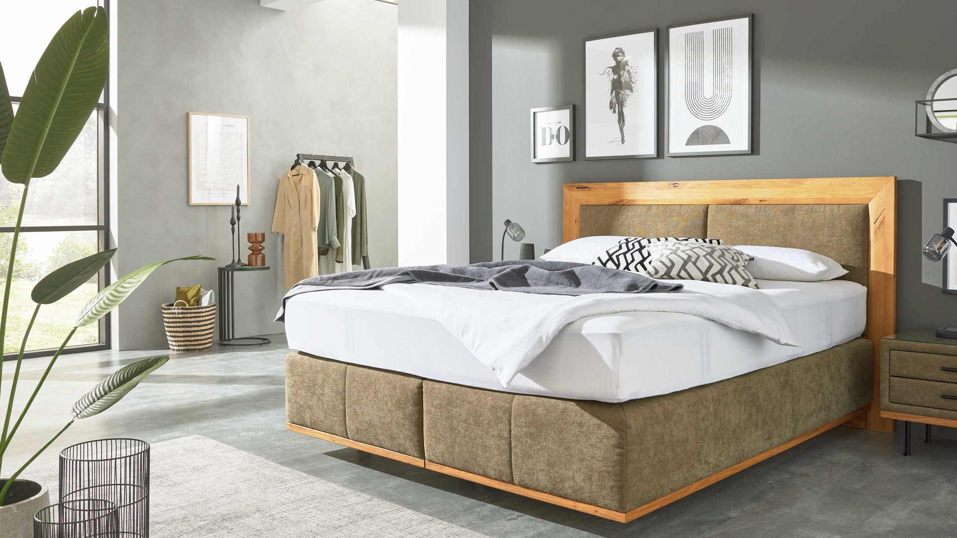 Boxspringbett Interliving aus Stoff in Grün Interliving Boxspringbett Serie 1415 olivgrüner Stoffbezug ELK 323 & Schwebefuß - Liegefläche ca. 180 x 200 cm