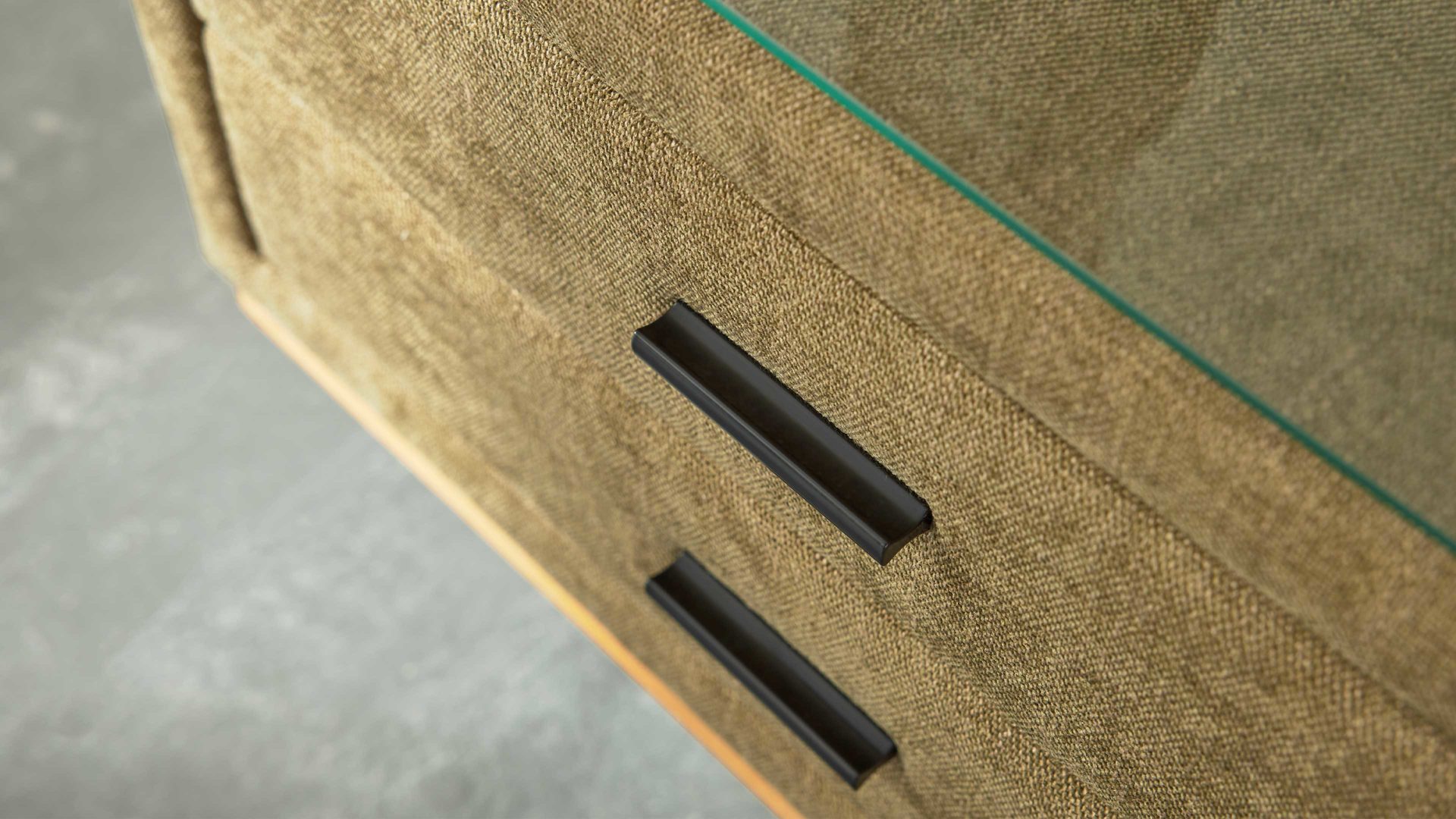 Nachtkommode Interliving aus Stoff in Grün Interliving Boxspringbett Serie 1415 - Nachtkommode olivgrüner Stoffbezug ELK 323 - zwei Schubladen