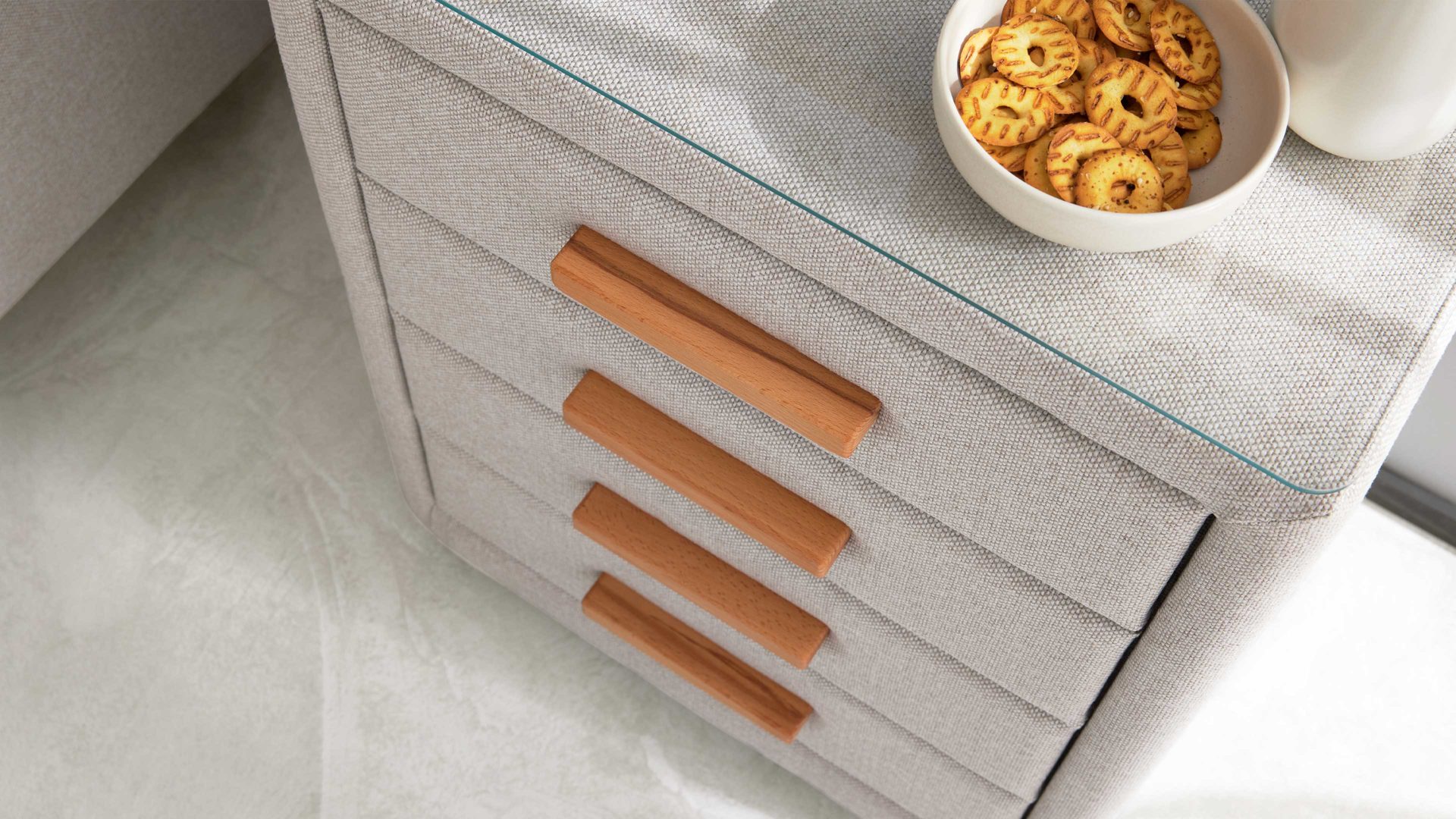 Nachtkommode Interliving aus Stoff in Beige Interliving Boxspringbett Serie 1415 - Nachtkommode NK I830 hellbeiger Stoffbezug TBB 2 - vier Schubladen