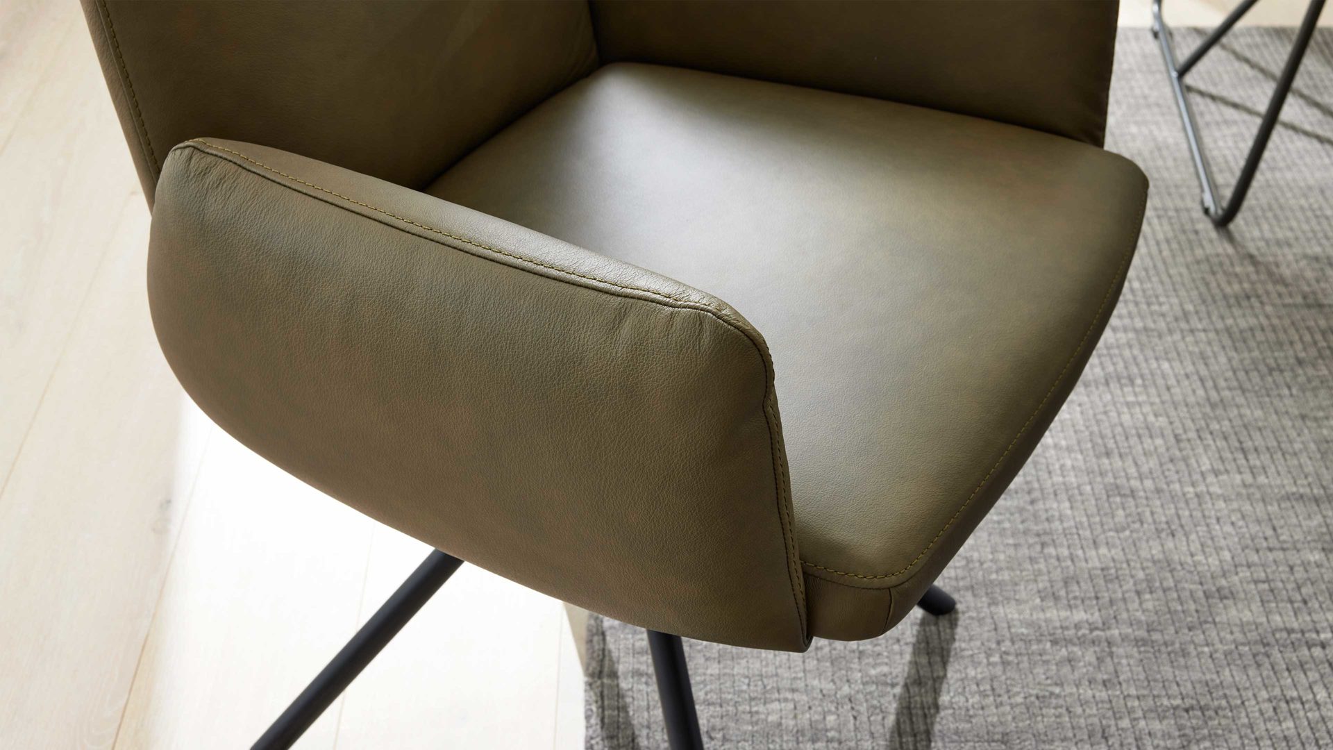 Polsterstuhl Interliving aus Leder in Grün Interliving Esszimmer Serie 5504 - Armlehnstuhl 37 grünes Leder EVI 33 & schwarzer Drehfuß S 349