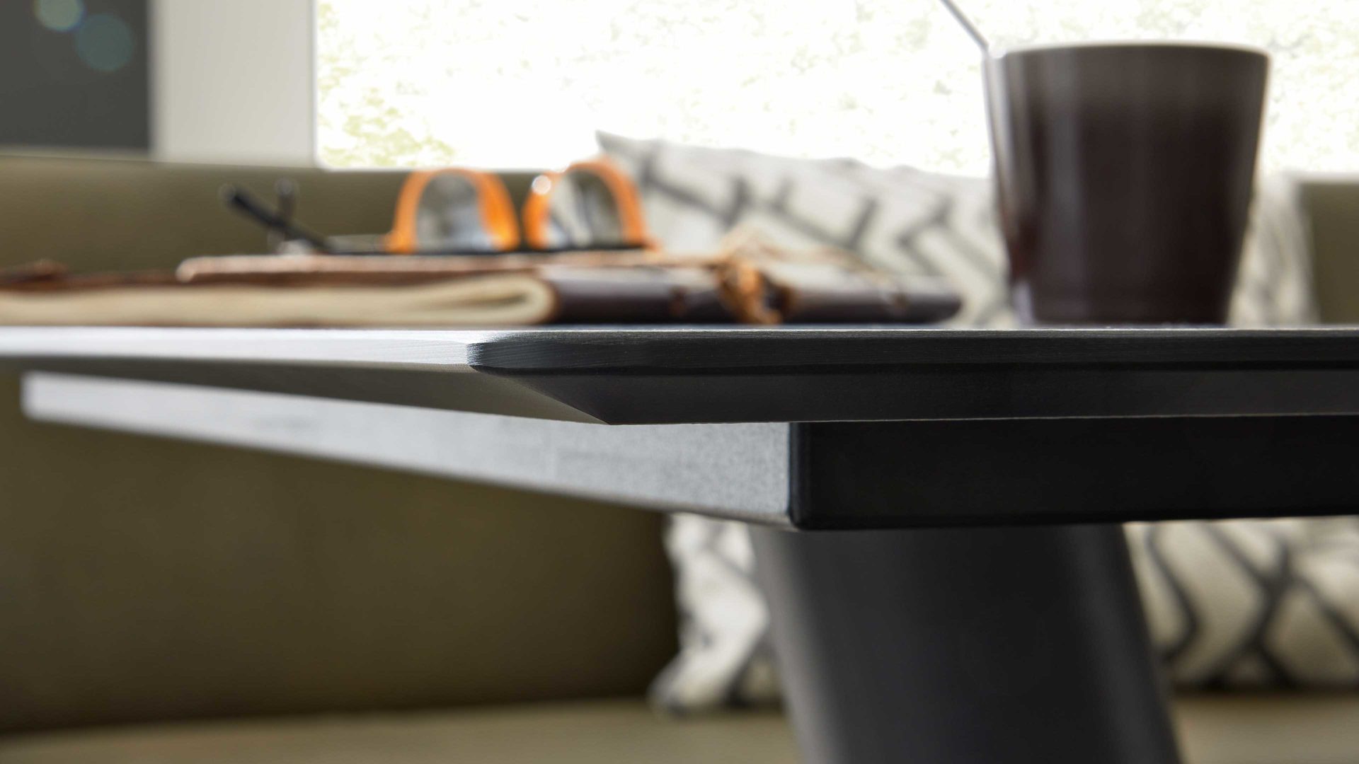 Esstisch Interliving aus Holz in Grau Interliving Esszimmer Serie 5105 – Esstisch betonfarbenes HPL & schwarzes Metall – ca. 220 x 100 cm