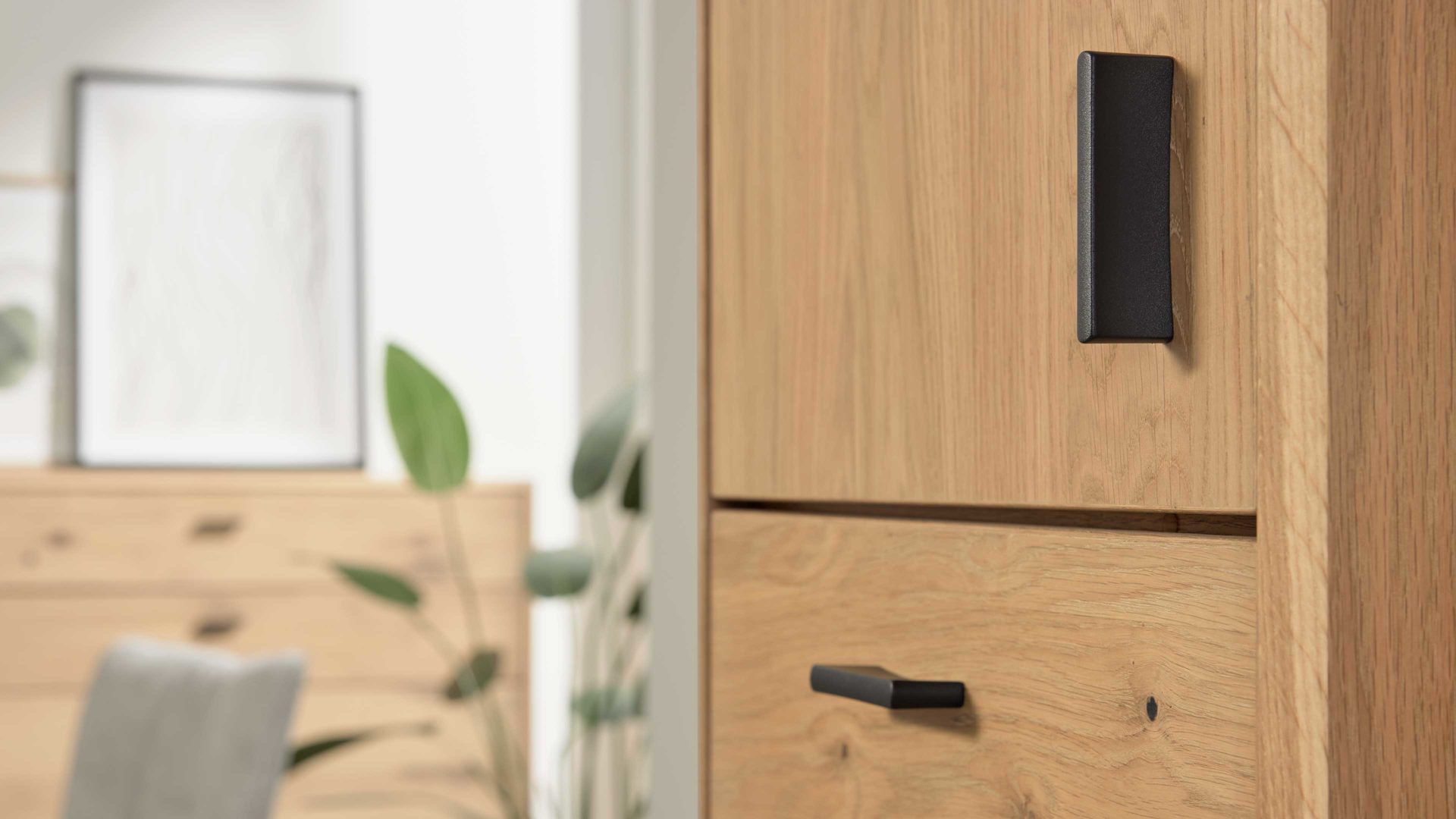 Highboard Interliving aus Holz in Holzfarben Interliving Wohnzimmer Serie 2024 - Highboard 14 Eiche & Schwarzglas - drei Türen, zwei Schubladen