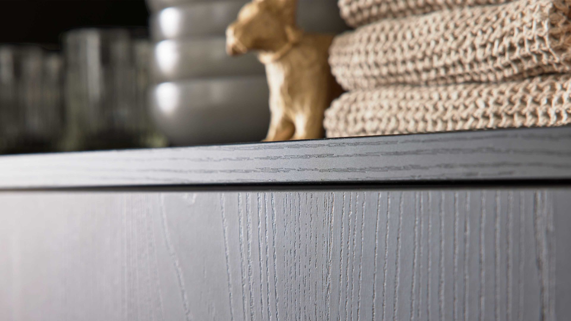 Einbauküche Interliving aus Holz in Schwarz Interliving Küche Serie 3056 mit Miele Einbaugeräten Eiche Nero & Platingrau – Stellfläche ca. 400 x 285 cm