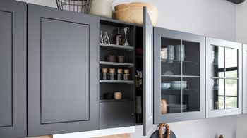 Einbauküche WERT KÜCHE® aus Holz in Schwarz WERT KÜCHE® Vivien mit SIEMENS Einbaugeräten Lavaschwarz Satin & Wildeiche natur - zweizeilig