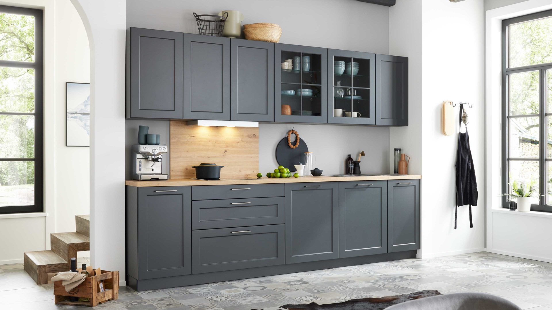 Einbauküche WERT KÜCHE® aus Holz in Schwarz WERT KÜCHE® Vivien mit SIEMENS Einbaugeräten Lavaschwarz Satin & Wildeiche natur - zweizeilig