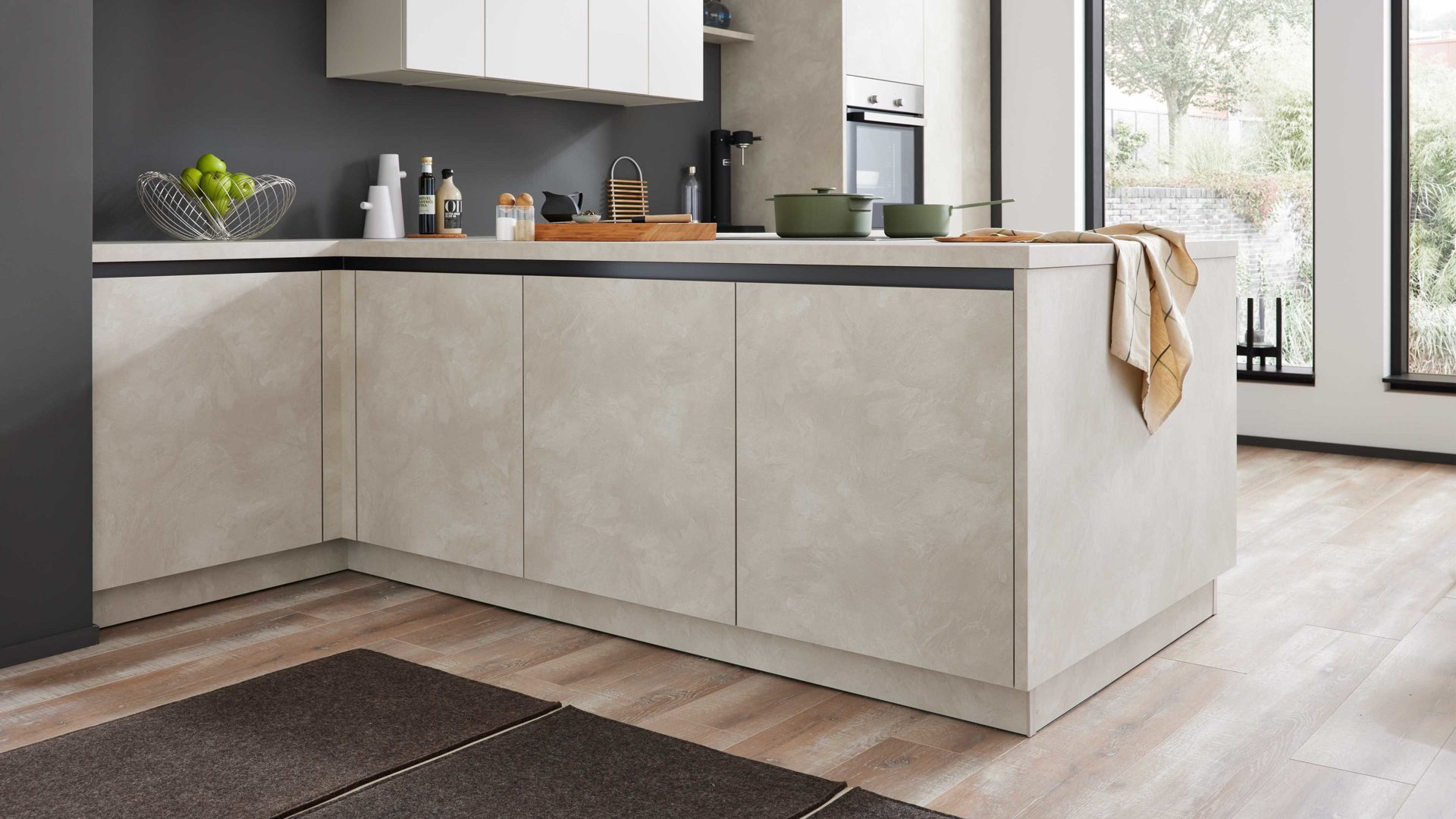 Einbauküche WERT KÜCHE® aus Holz in Beige WERT KÜCHE® Ella mit Constructa Einbaugeräten Muschelweiß & Schiefer Sand - Stellfläche ca. 420 x 250 cm