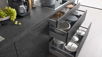 Einbauküche WERT KÜCHE® aus Holz in Dunkelgrau WERT KÜCHE® Ella mit AEG Einbaugeräten Alvaro Schiefer & Indischrot - Länge ca. 403 cm