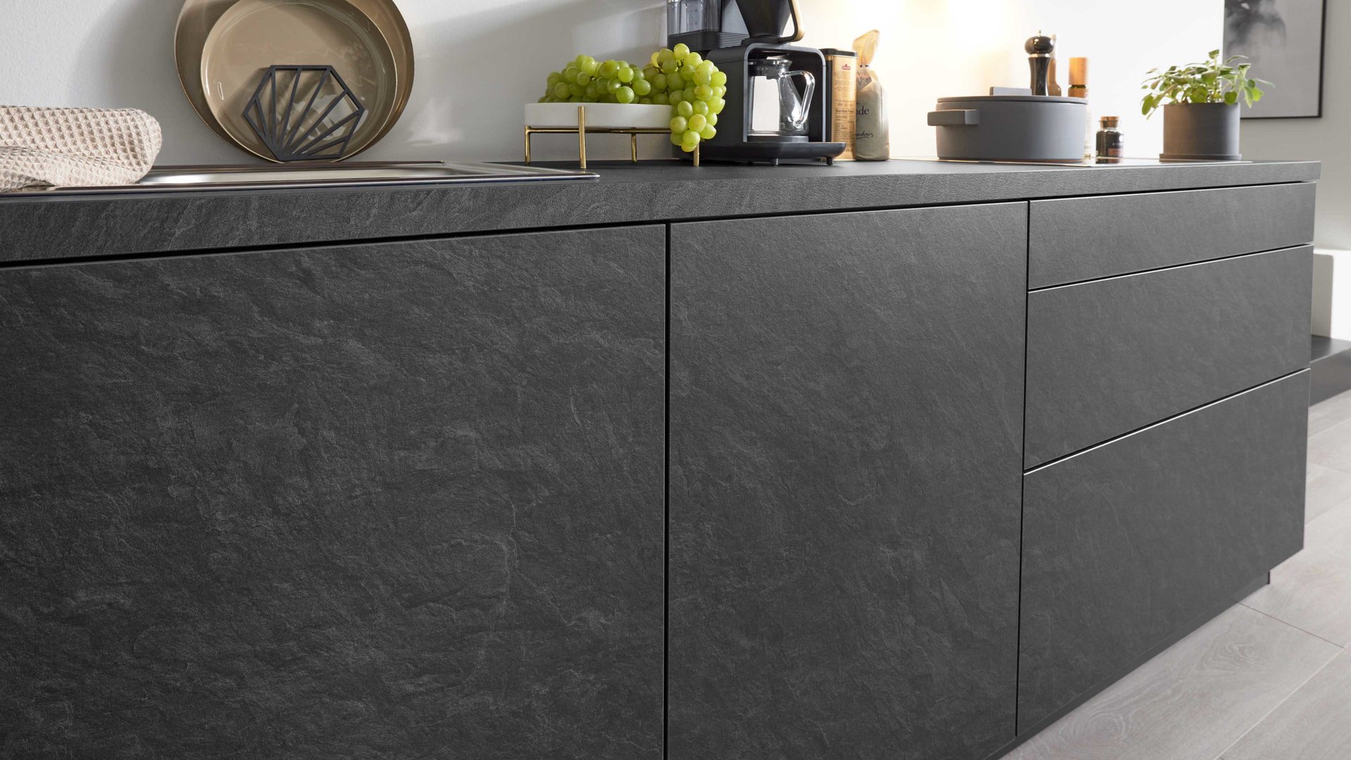 Einbauküche WERT KÜCHE® aus Holz in Dunkelgrau WERT KÜCHE® Ella mit AEG Einbaugeräten Alvaro Schiefer & Indischrot - Länge ca. 403 cm