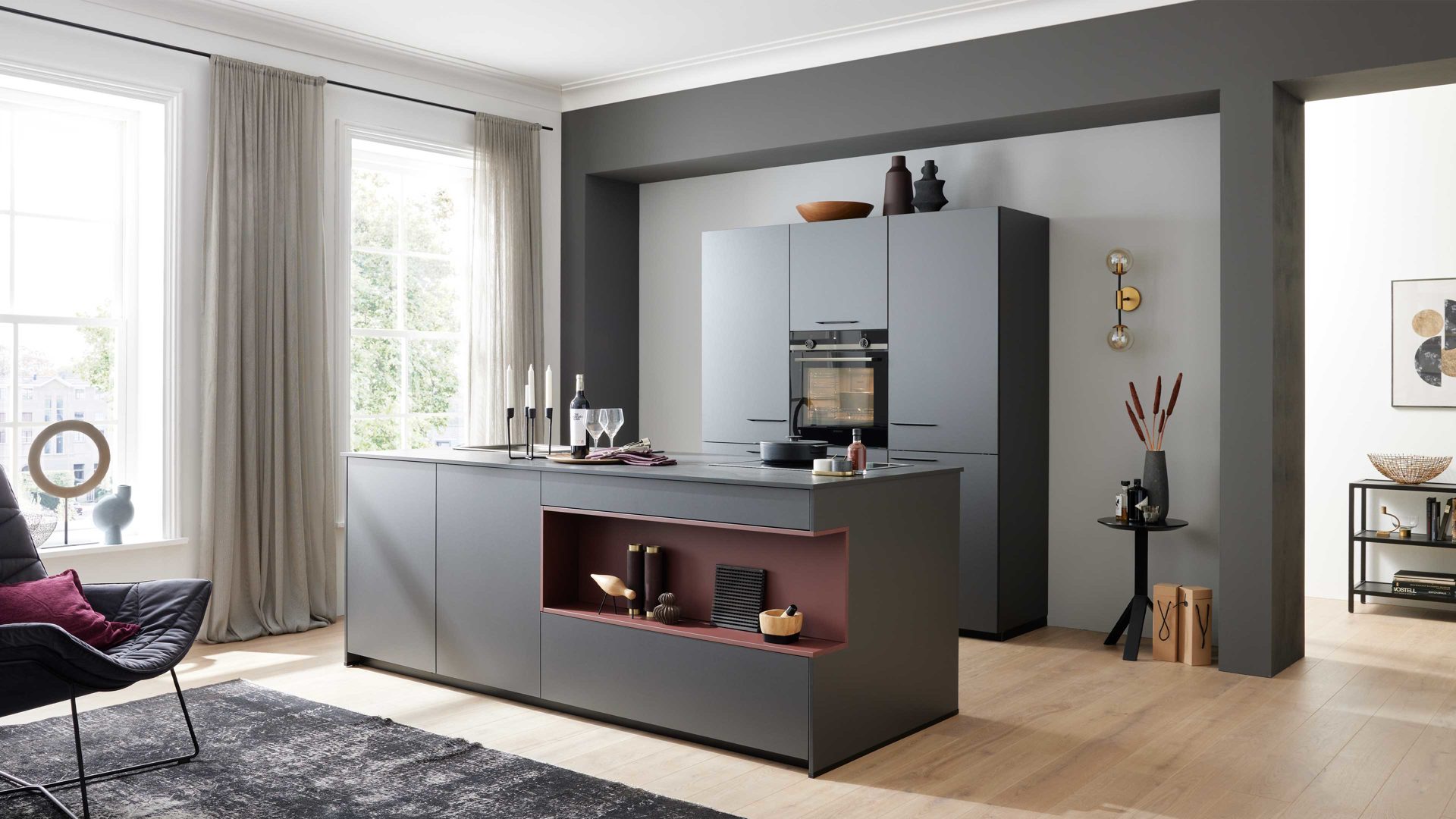 Einbauküche WERT KÜCHE® aus Holz in Schwarz WERT KÜCHE® Nora mit SIEMENS Einbaugeräten Lavaschwarz & Indischrot - zweizeilig