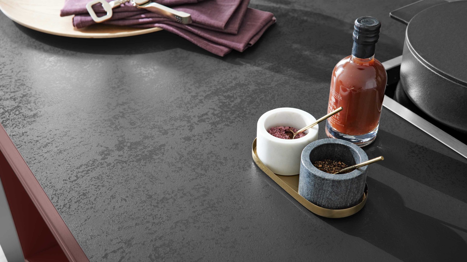 Einbauküche WERT KÜCHE® aus Holz in Schwarz WERT KÜCHE® Nora mit SIEMENS Einbaugeräten Lavaschwarz & Indischrot - zweizeilig