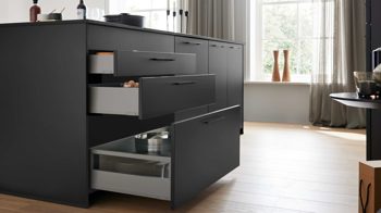 Einbauküche WERT KÜCHE® aus Holz in Schwarz WERT KÜCHE® Nora mit SIEMENS Einbaugeräten Lavaschwarz & Indischrot - zweizeilig