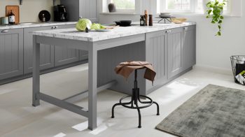 Einbauküche WERT KÜCHE® aus Holz in Dunkelgrau WERT KÜCHE® Carina mit AEG Einbaugeräten Achatgrau Satin & Marmor bianco - zweizeilig