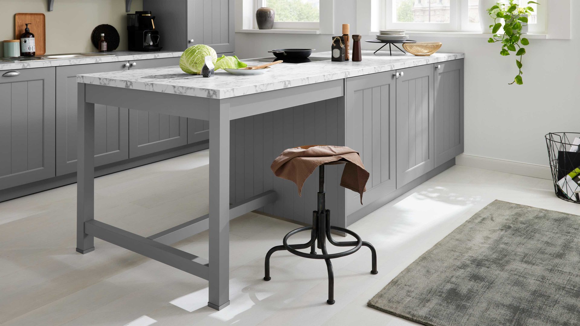 Einbauküche WERT KÜCHE® aus Holz in Dunkelgrau WERT KÜCHE® Carina mit AEG Einbaugeräten Achatgrau Satin & Marmor bianco - zweizeilig